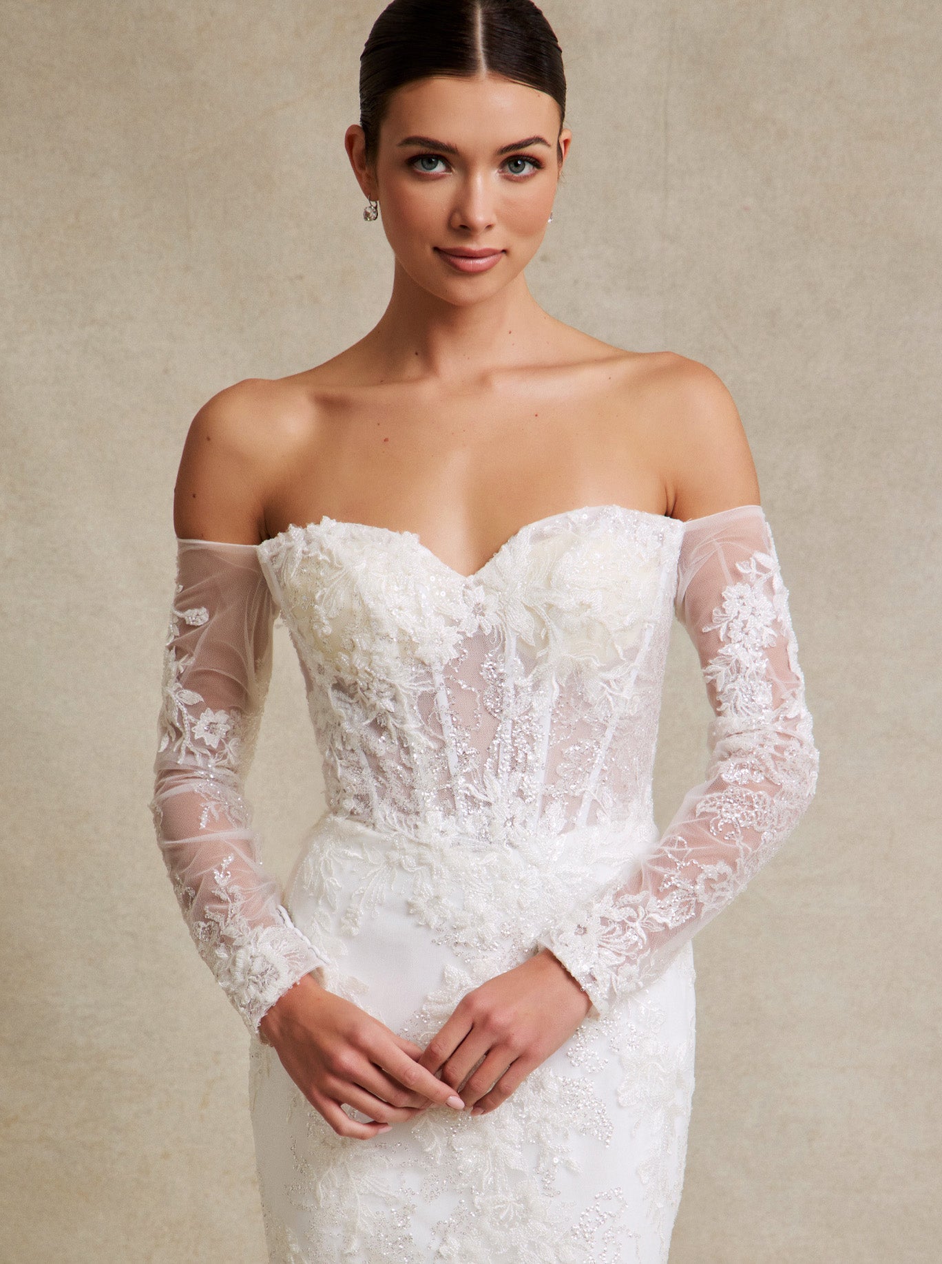 Vestido de Novia con Escote de Corazón Corte Sirena y con Manga Larga al Hombro Color Off White