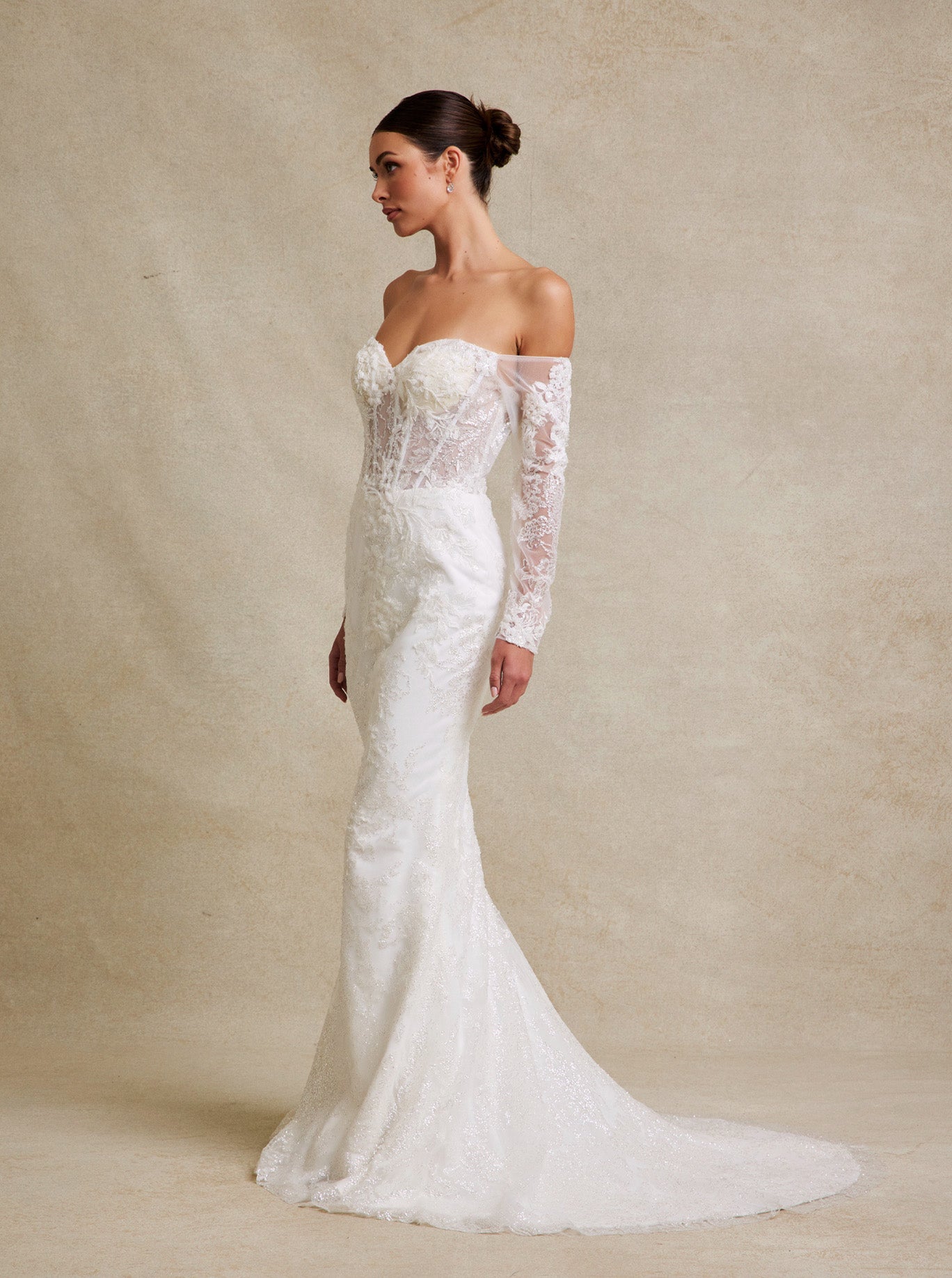 Vestido de Novia con Escote de Corazón Corte Sirena y con Manga Larga al Hombro Color Off White