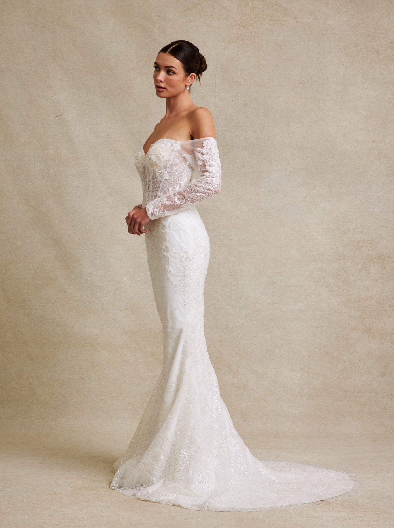 Vestido de Novia con Escote de Corazón Corte Sirena y con Manga Larga al Hombro Color Off White