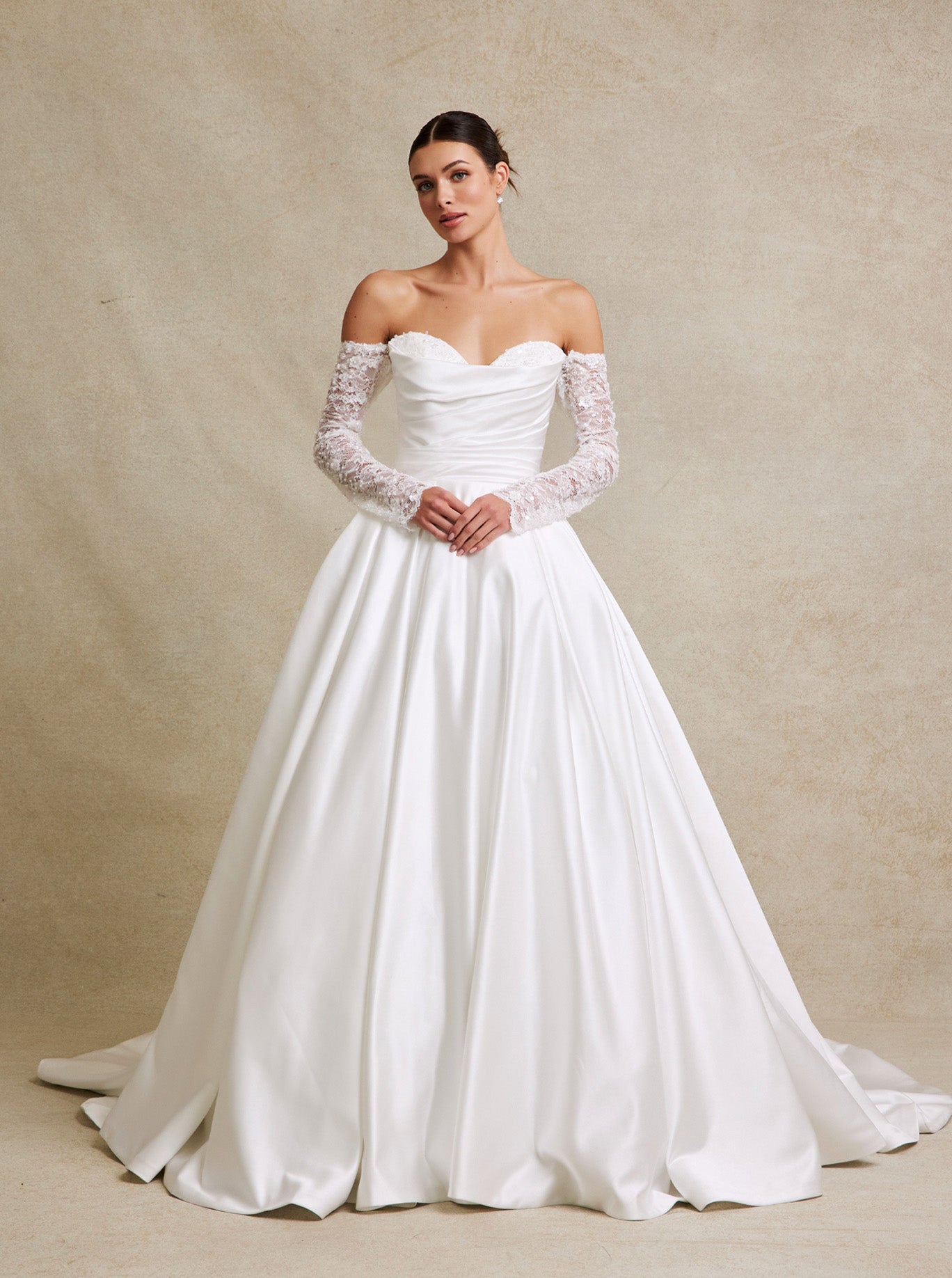 Vestido de Novia de Satén con Encaje Bordado, Manga Larga al Hombro, Color Off White