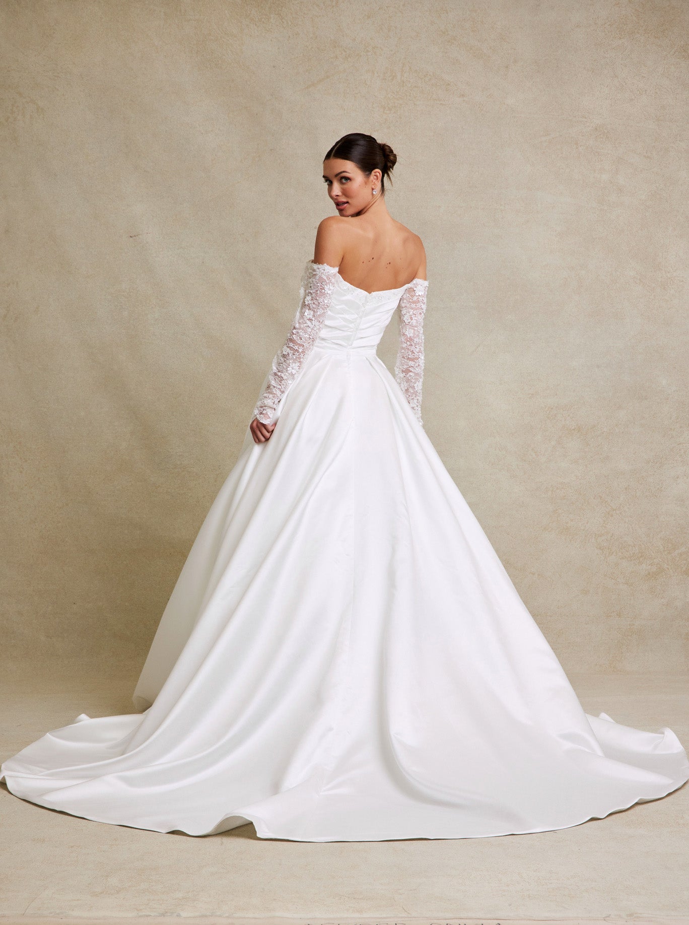 Vestido de Novia de Satén con Encaje Bordado, Manga Larga al Hombro, Color Off White