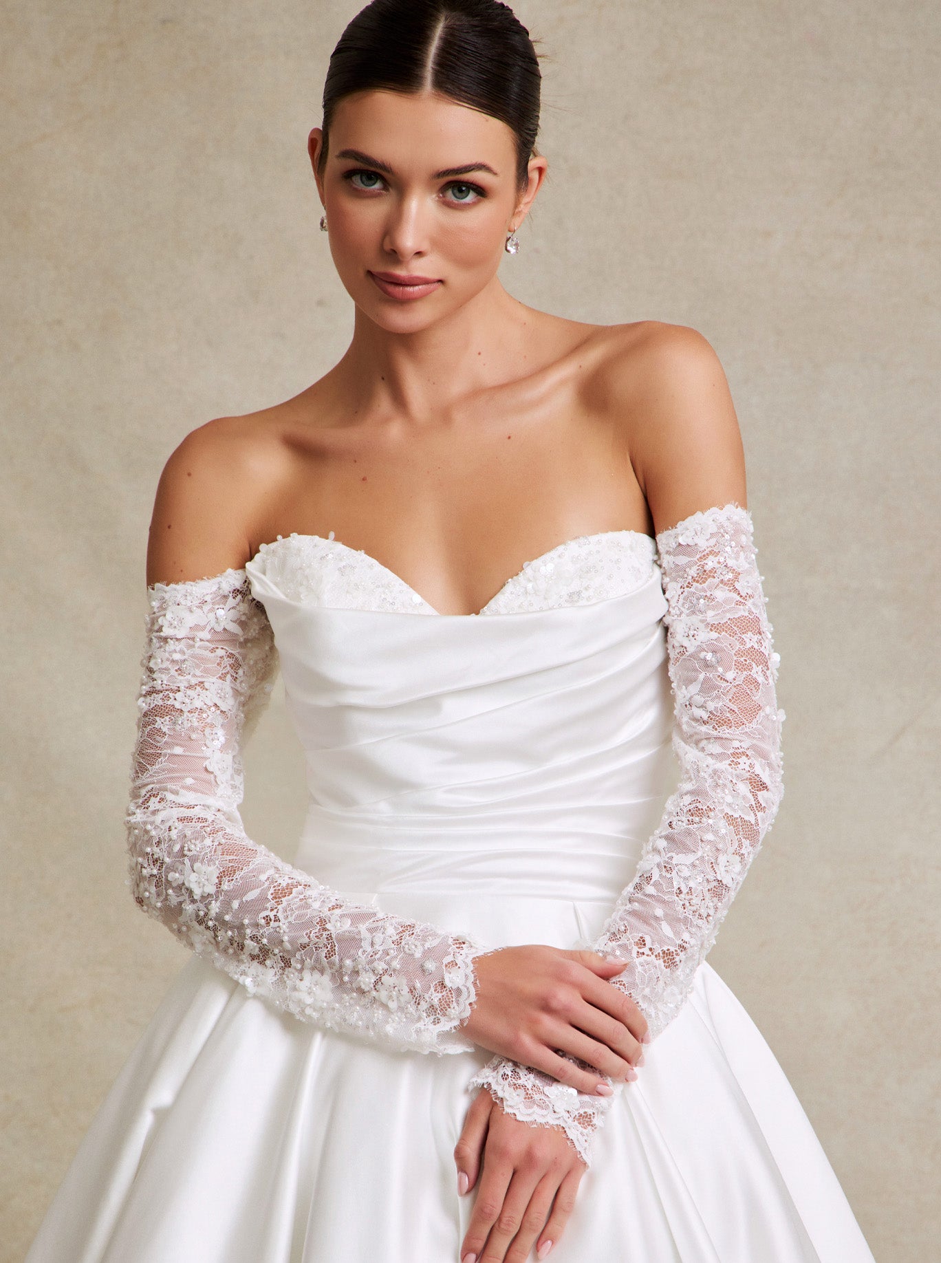 Vestido de Novia de Satén con Encaje Bordado, Manga Larga al Hombro, Color Off White