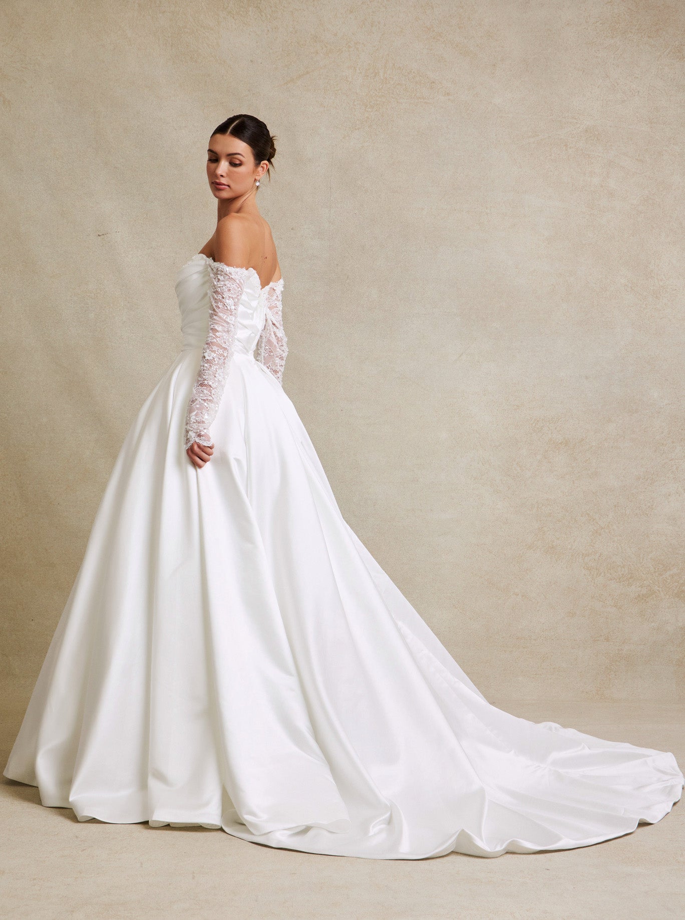 Vestido de Novia de Satén con Encaje Bordado, Manga Larga al Hombro, Color Off White