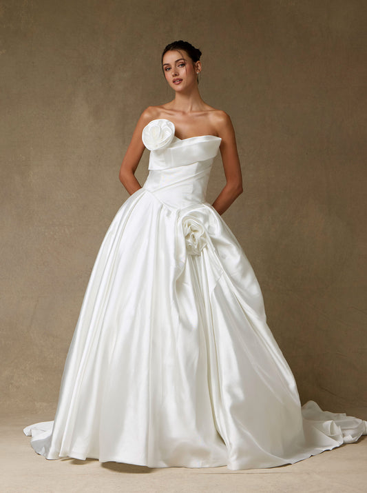 Vestido de Novia Corte en A, Sin Tirantes y Detalle de Flor en Escote y Cadera, Color Off White