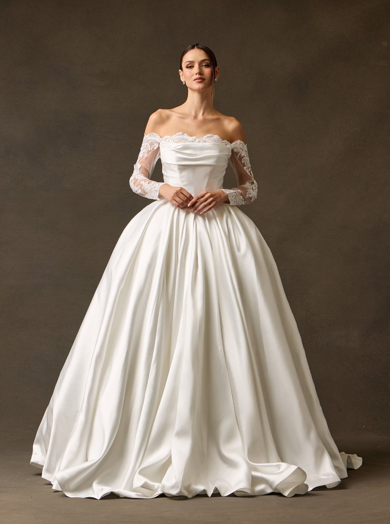 Vestido de Novia con Mangas Largas de Encaje, Hombros Descubiertos y con Lazos en la Espalda, Color Off White