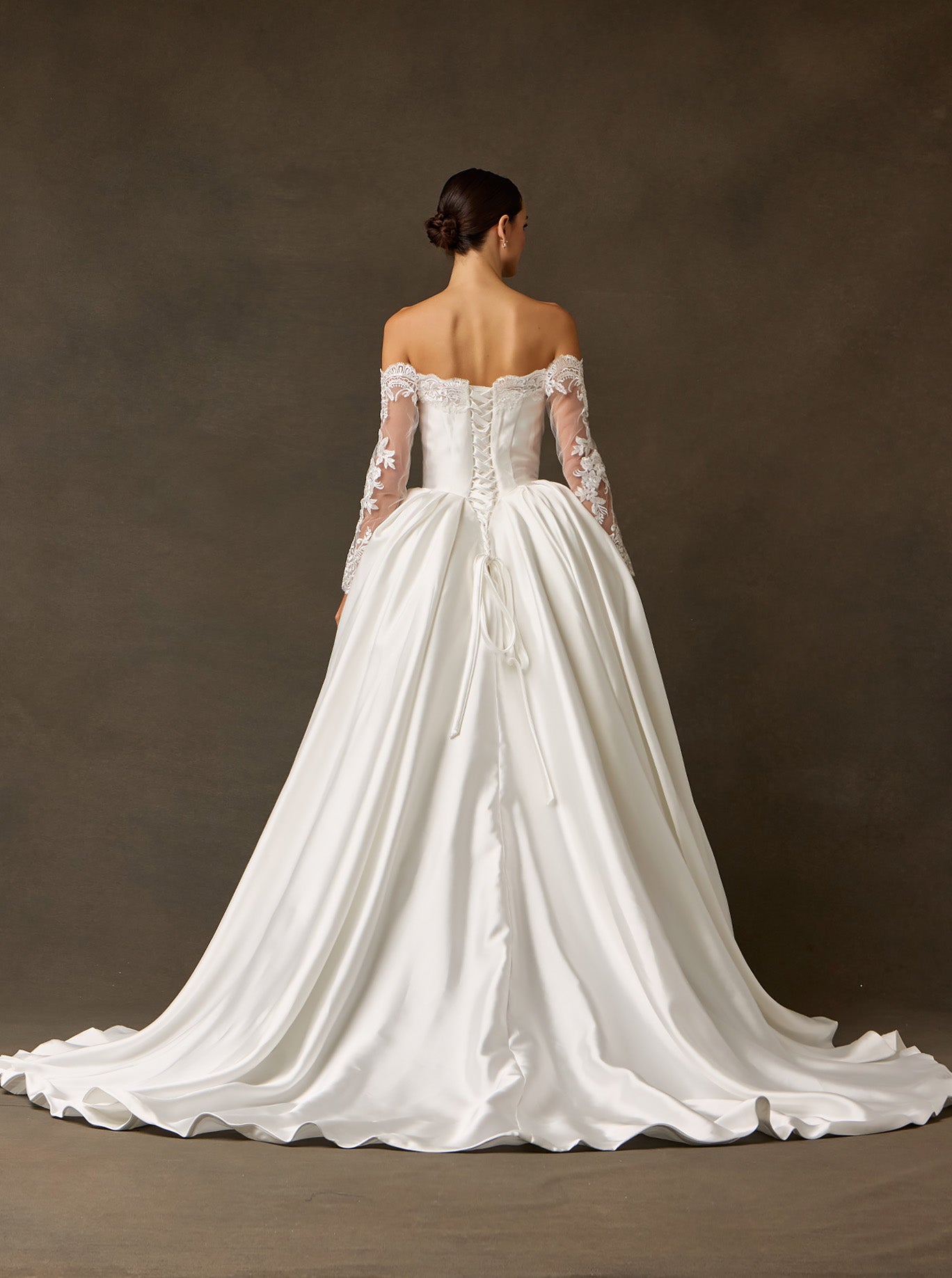 Vestido de Novia con Mangas Largas de Encaje, Hombros Descubiertos y con Lazos en la Espalda, Color Off White