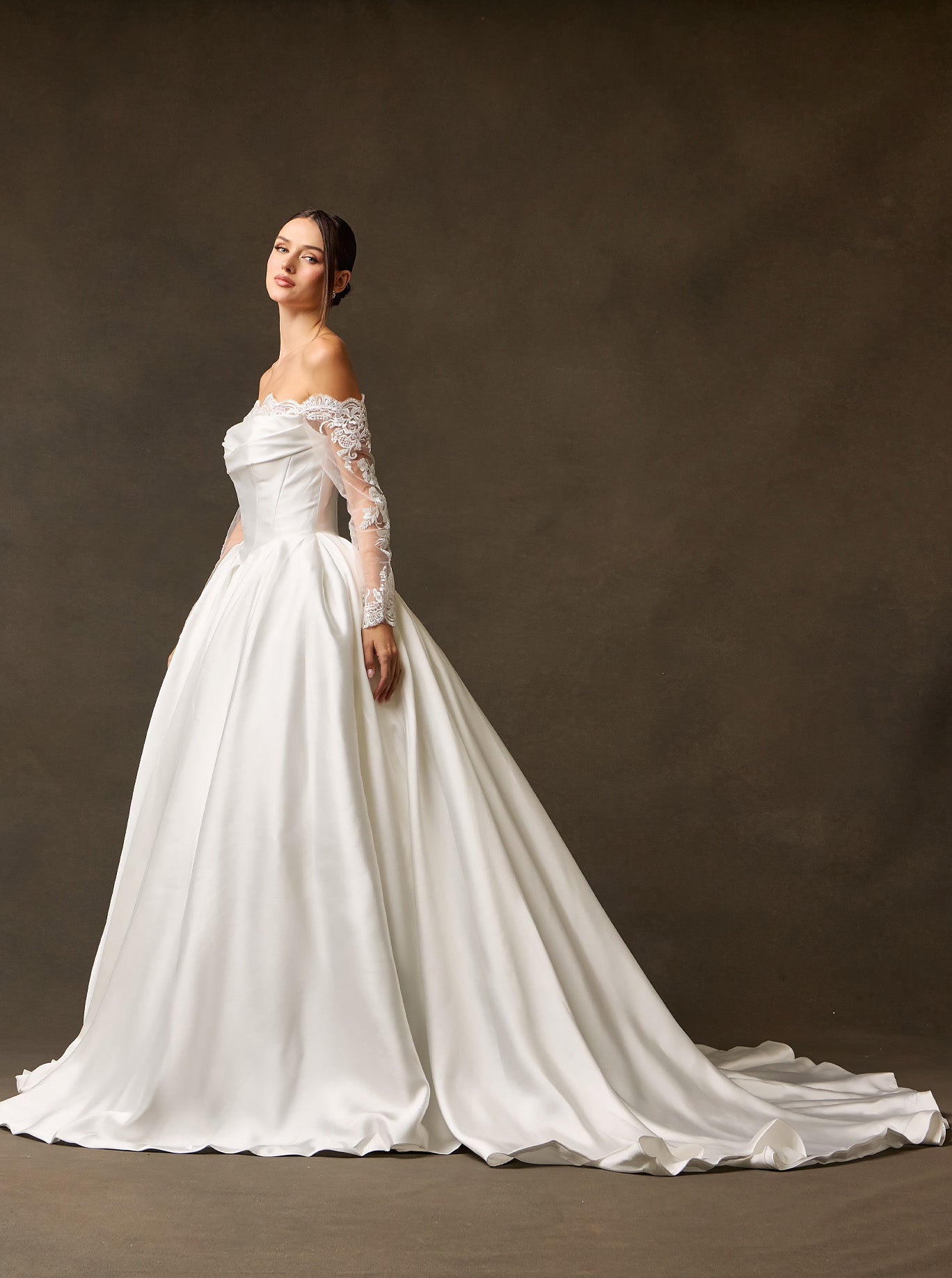 Vestido de Novia con Mangas Largas de Encaje, Hombros Descubiertos y con Lazos en la Espalda, Color Off White