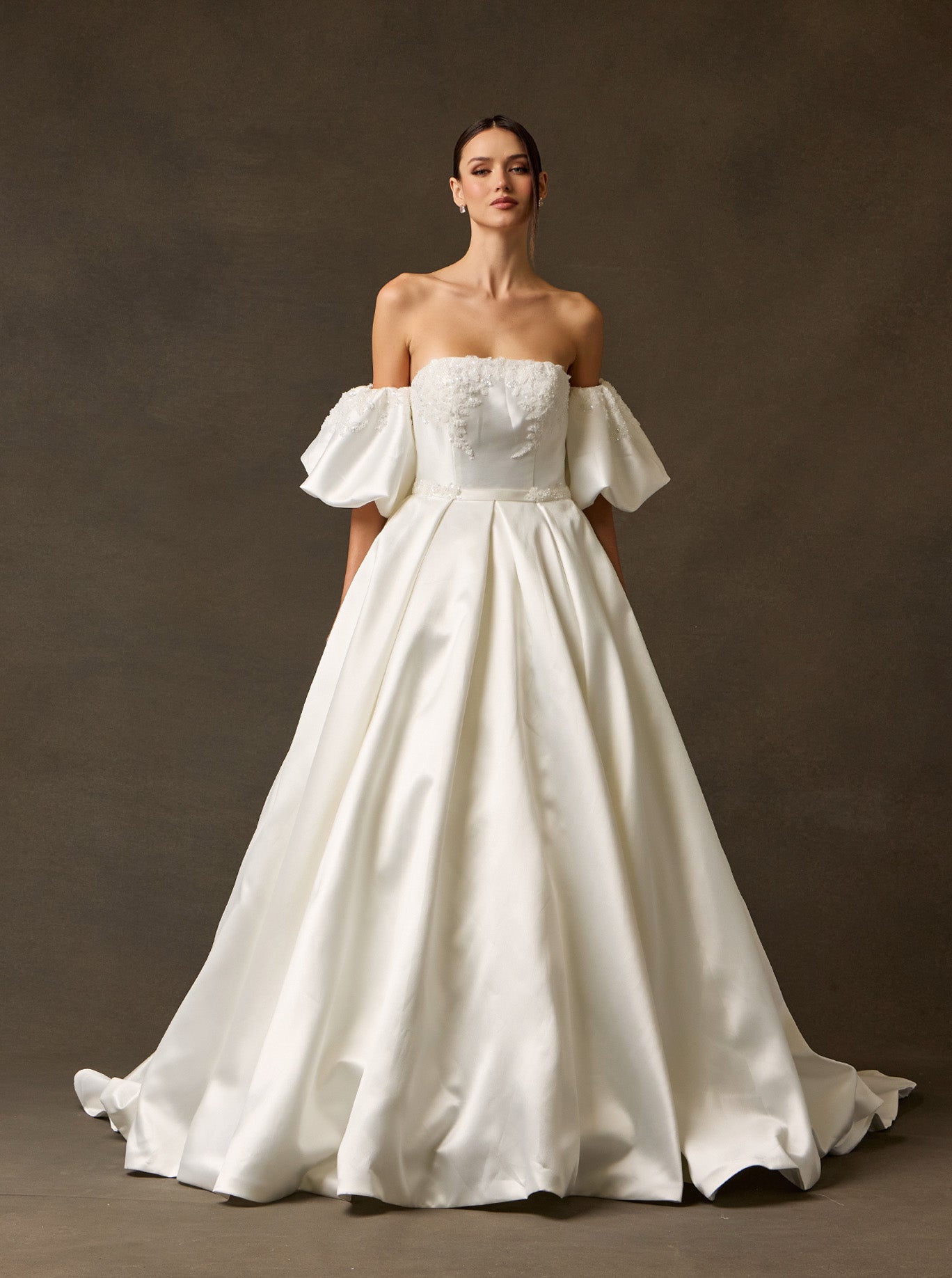 Vestido de Novia en Línea A  con  hombros descubiertos, Sin Tirantes, Escote Recto Cordones en la Espalda y cola Color Off White