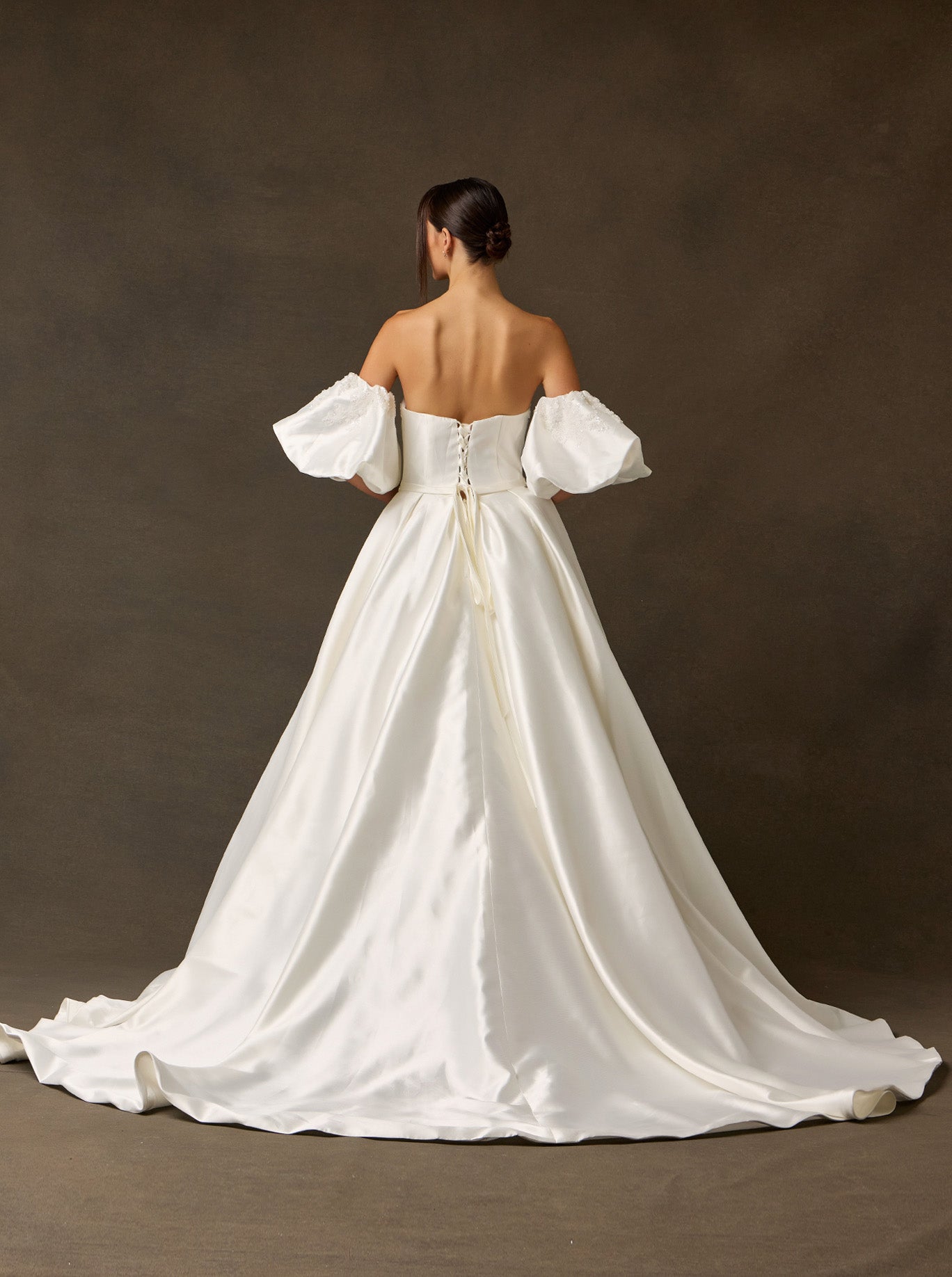 Vestido de Novia en Línea A  con  hombros descubiertos, Sin Tirantes, Escote Recto Cordones en la Espalda y cola Color Off White