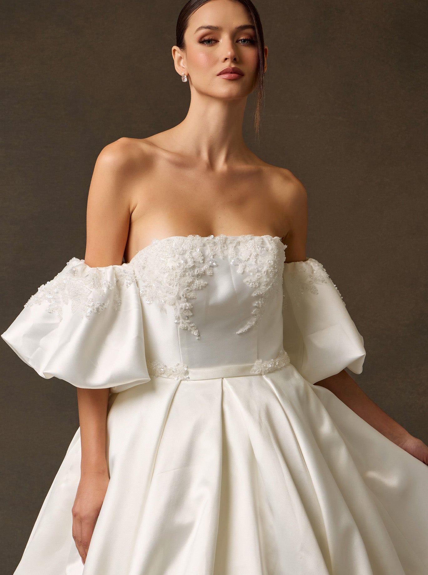 Vestido de Novia en Línea A  con  hombros descubiertos, Sin Tirantes, Escote Recto Cordones en la Espalda y cola Color Off White