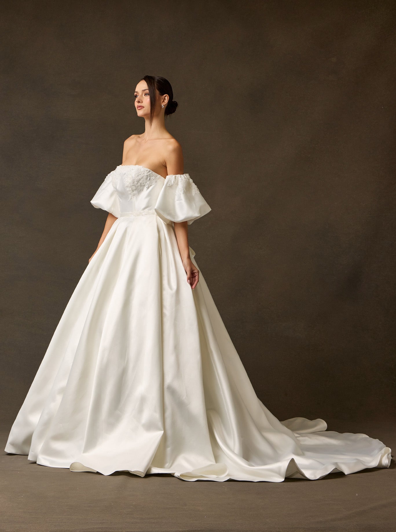 Vestido de Novia en Línea A  con  hombros descubiertos, Sin Tirantes, Escote Recto Cordones en la Espalda y cola Color Off White
