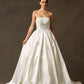 Vestido de Novia en Línea A  con  hombros descubiertos, Sin Tirantes, Escote Recto Cordones en la Espalda y cola Color Off White