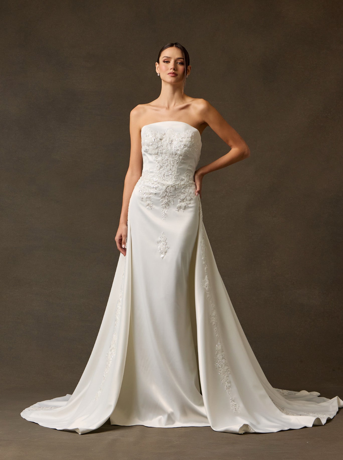 Vestido de Novia Recto de Satén con Bordados con Cauda, Color Off White