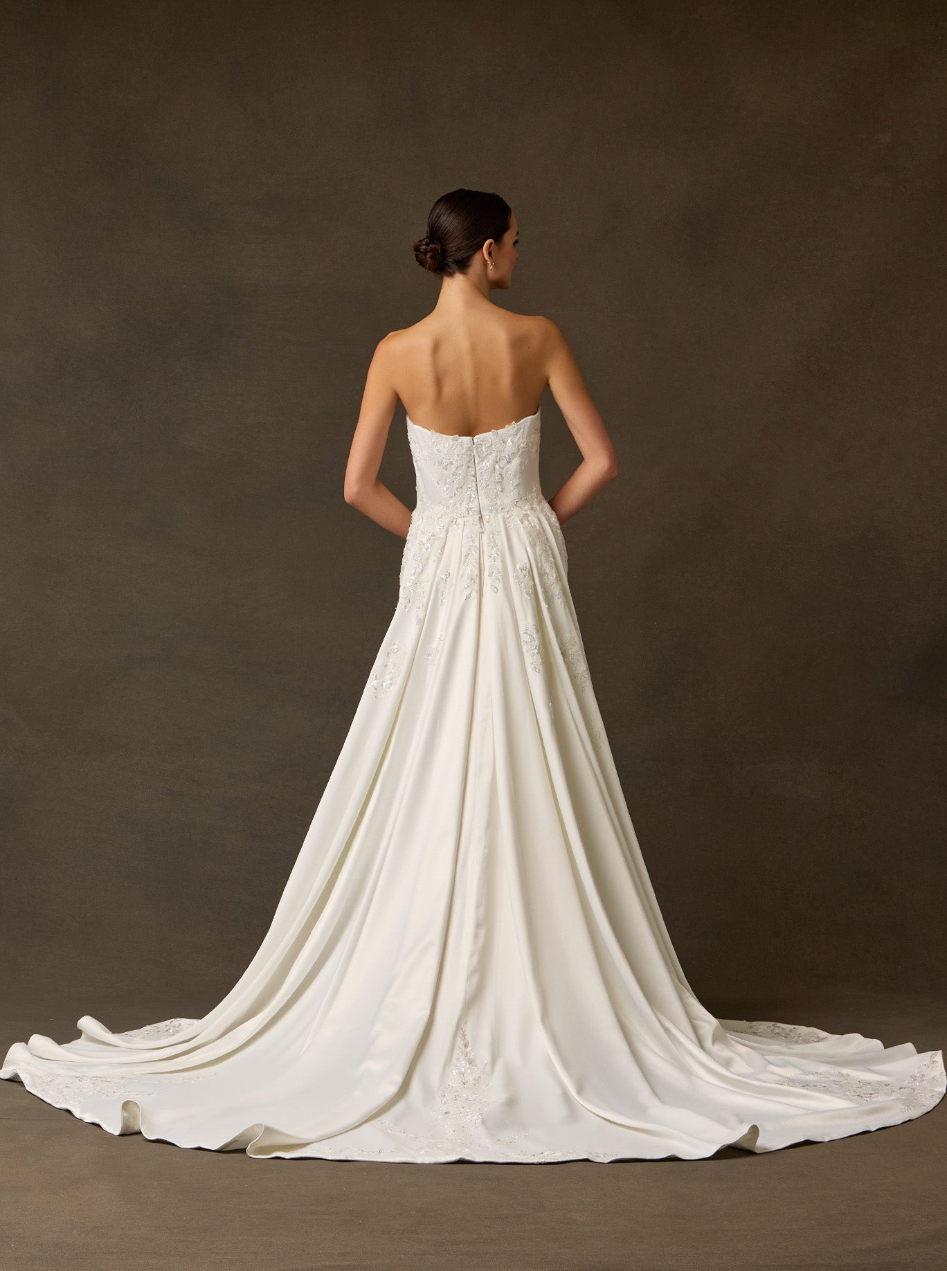 Vestido de Novia Recto de Satén con Bordados con Cauda, Color Off White