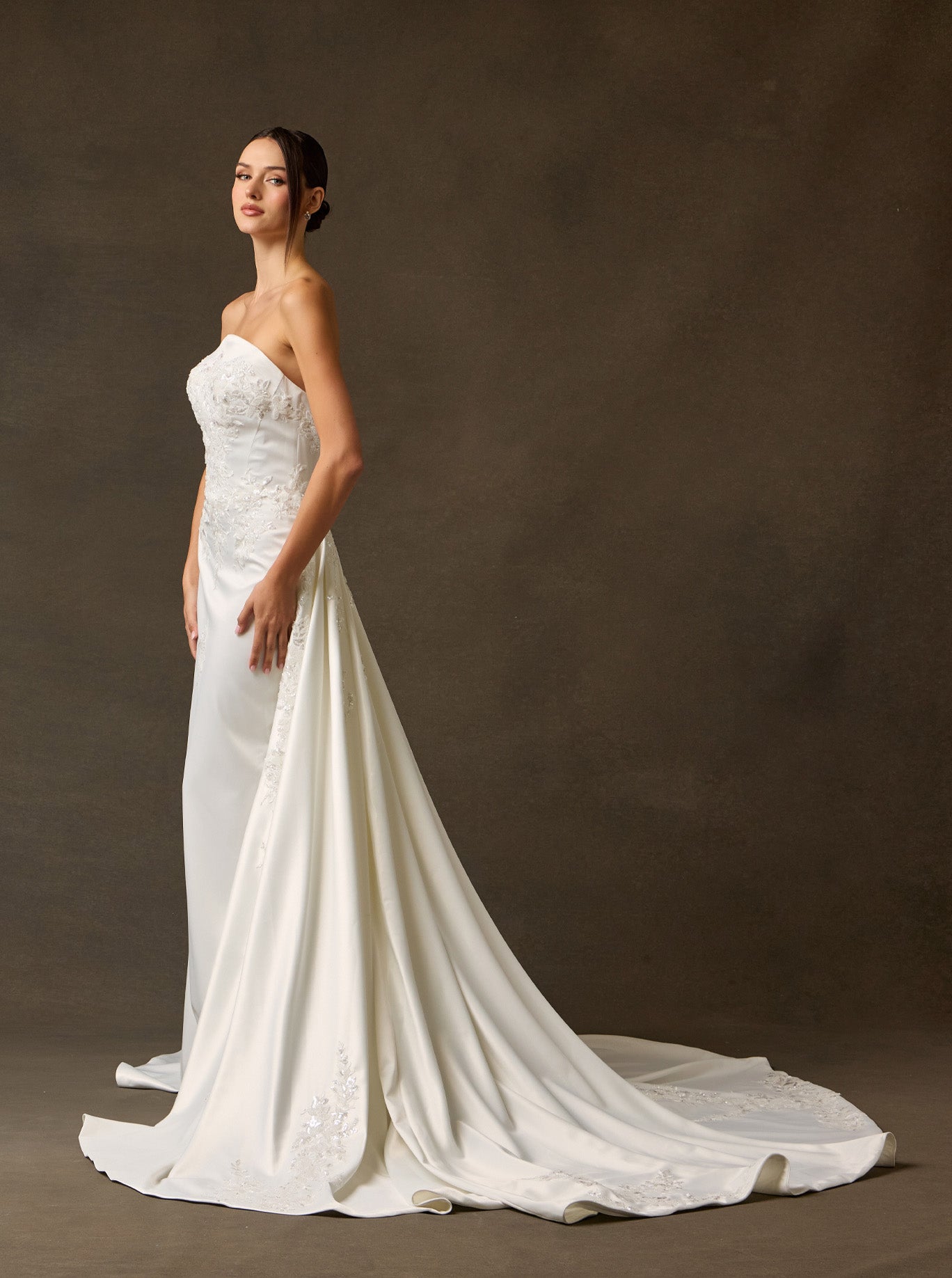 Vestido de Novia Recto de Satén con Bordados con Cauda, Color Off White