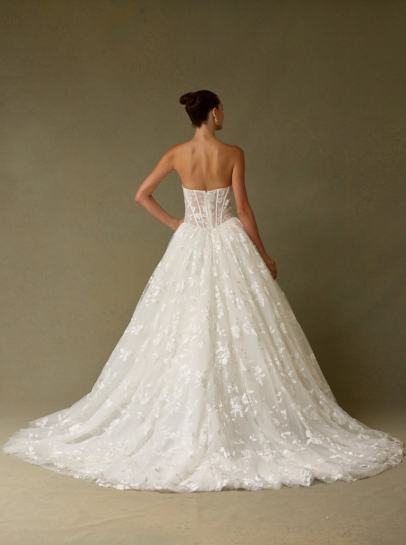 Vestido de Novia en Corte A de Tul y Encaje Bordado, Sin Tirantes