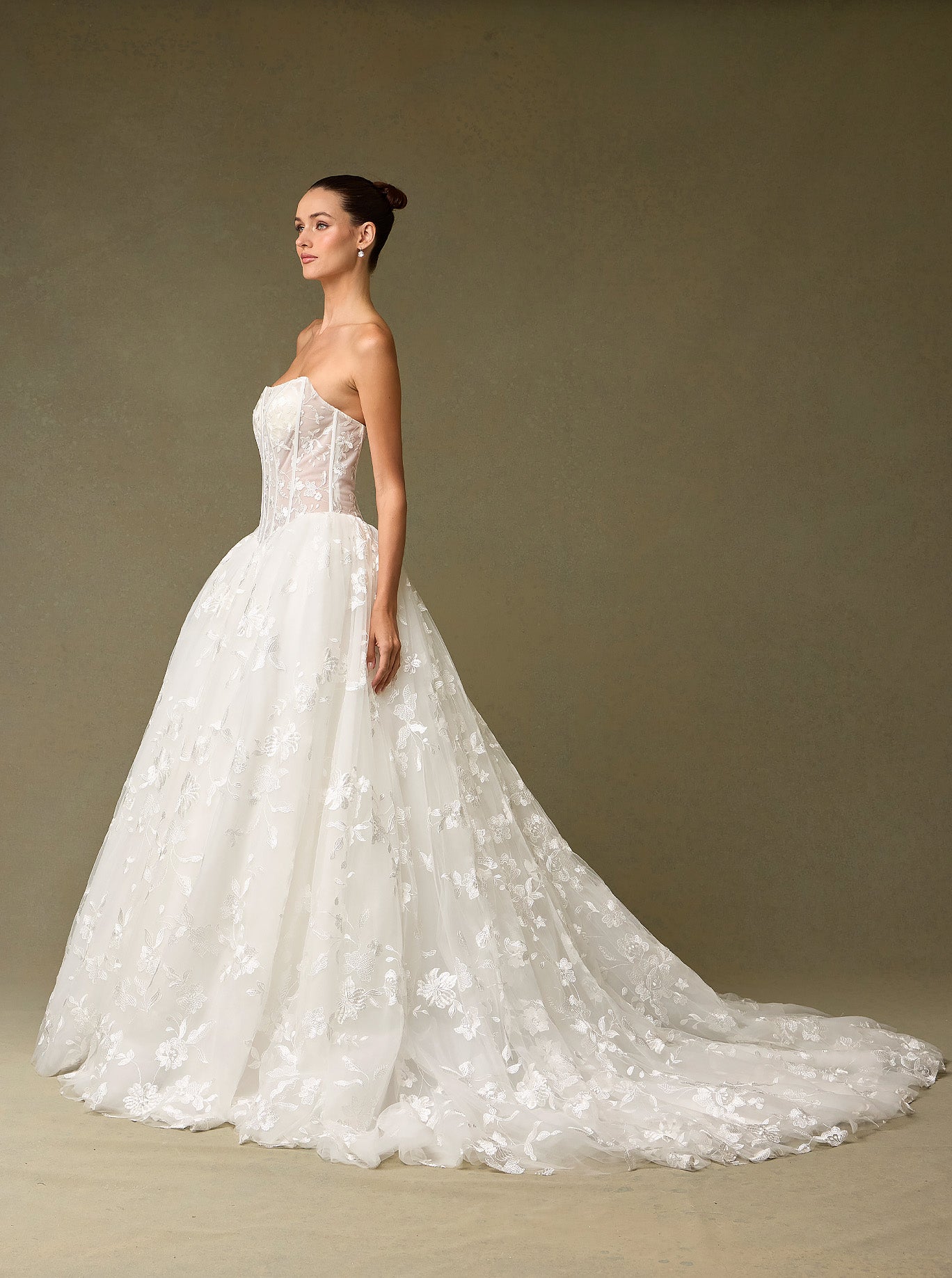 Vestido de Novia en Corte A de Tul y Encaje Bordado, Sin Tirantes
