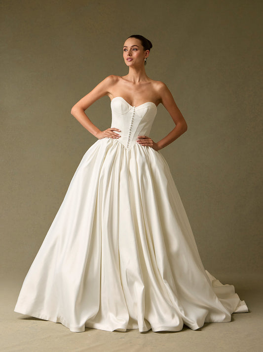 Vestido de Novia de Satén, Corte A, Escote Corazón sin Tirantes y Detalle de Botones al Frente, Color Off White
