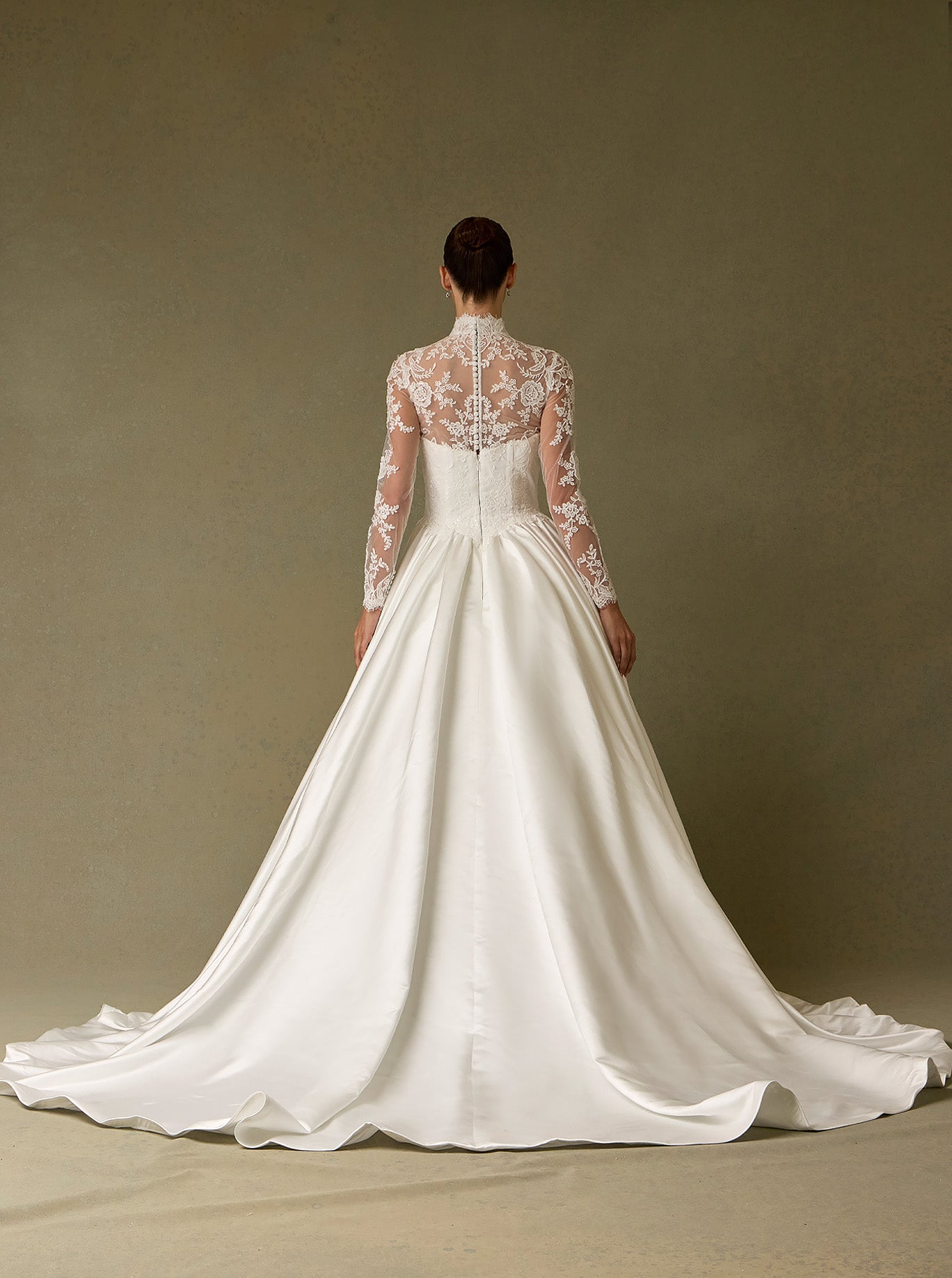 Vestido de Novia de Manga Larga, Cuello Alto Abotonado y Cauda, Color Off White