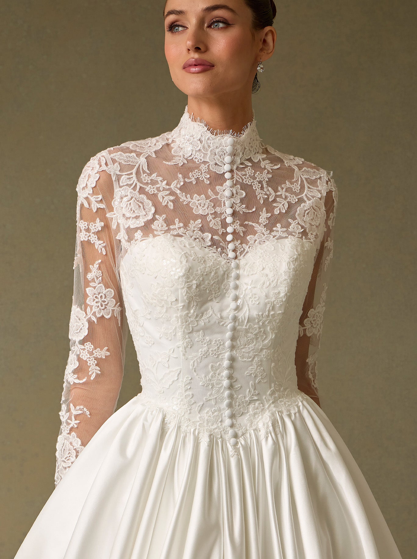Vestido de Novia de Manga Larga, Cuello Alto Abotonado y Cauda, Color Off White