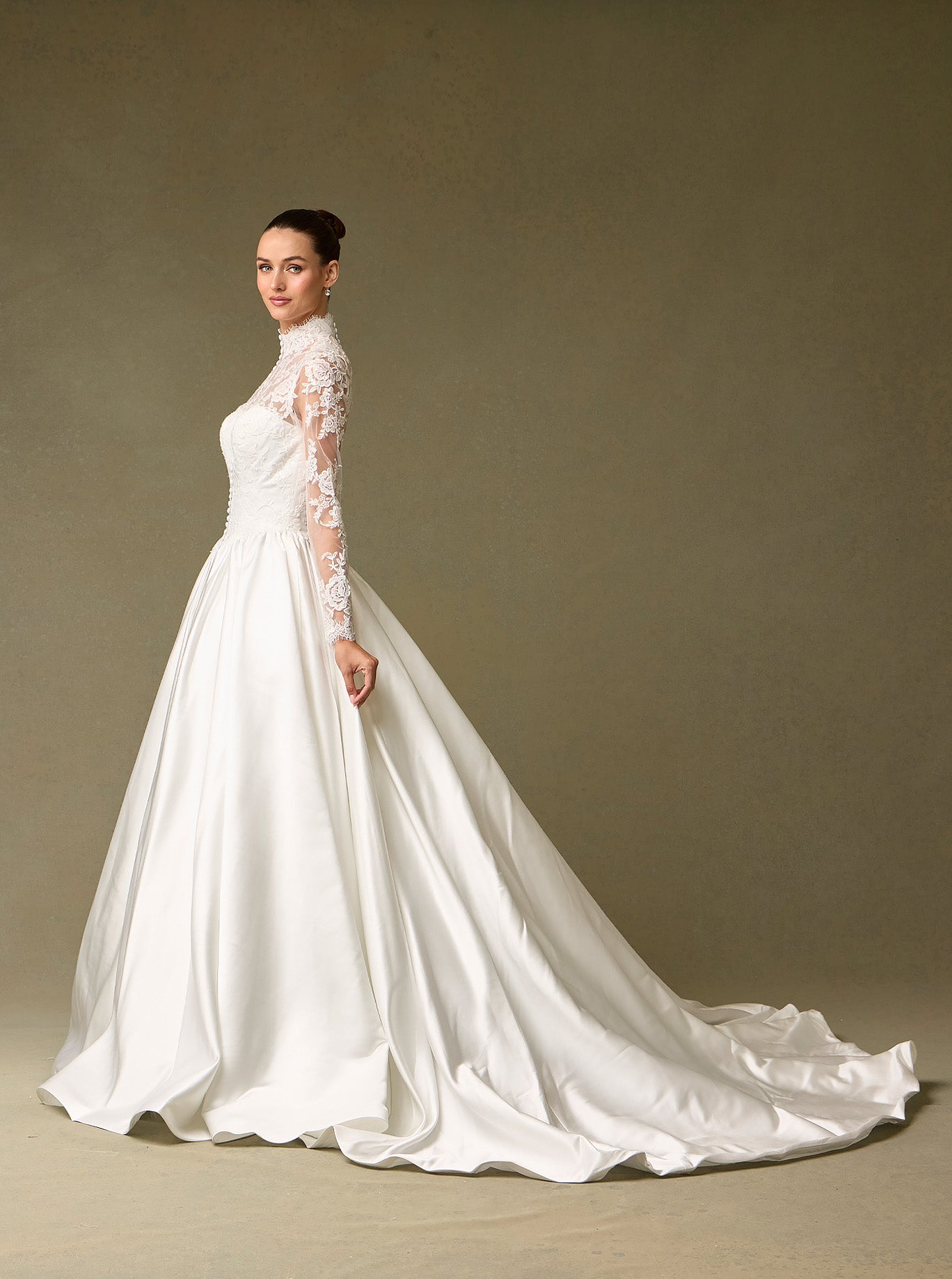 Vestido de Novia de Manga Larga, Cuello Alto Abotonado y Cauda, Color Off White