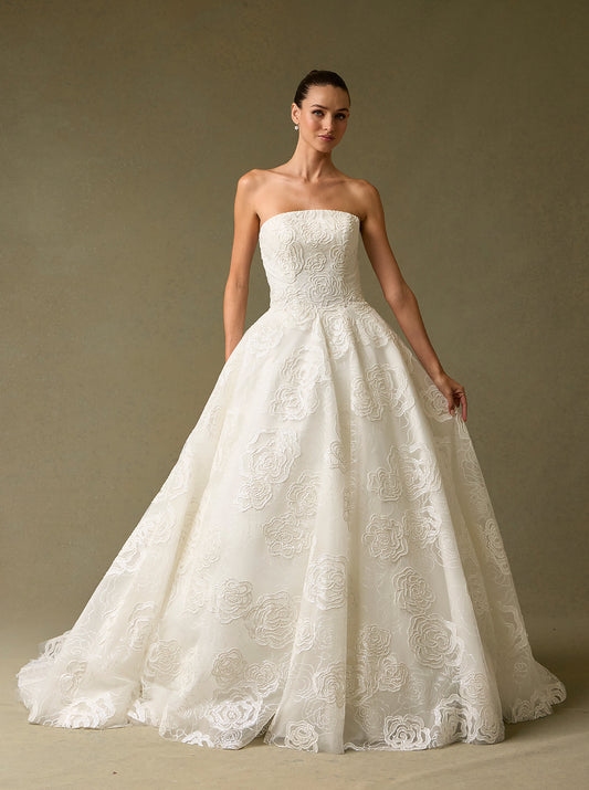 Vestido de Novia, Corte Princesa, Escote Recto, sin Tirantes, de Tul y Encaje con Motivos Florales, Bordado con Pedrería y Lentejuelas, Color Off White