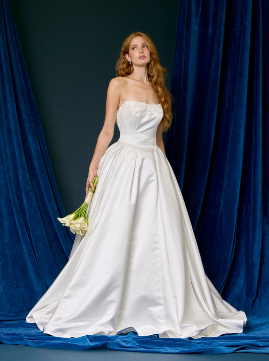 Vestido de Novia Corte Princesa de Satén con Detalles Bordados en Escote, Color Off White