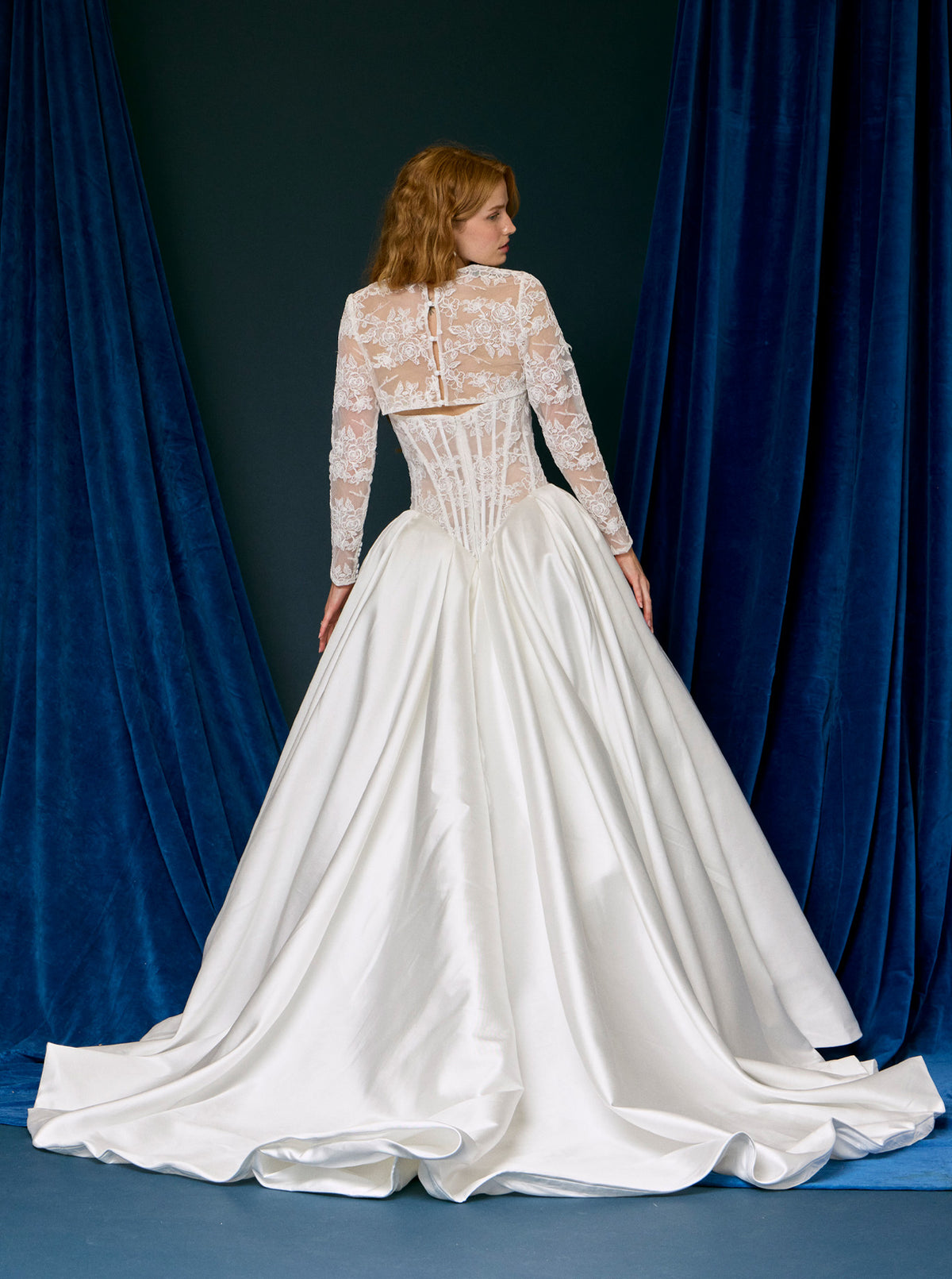 Vestido de Novia en Corte Princesa, Con  Manga Larga, Escote Ilusión, con Bolsillos Laterales, Color Off White