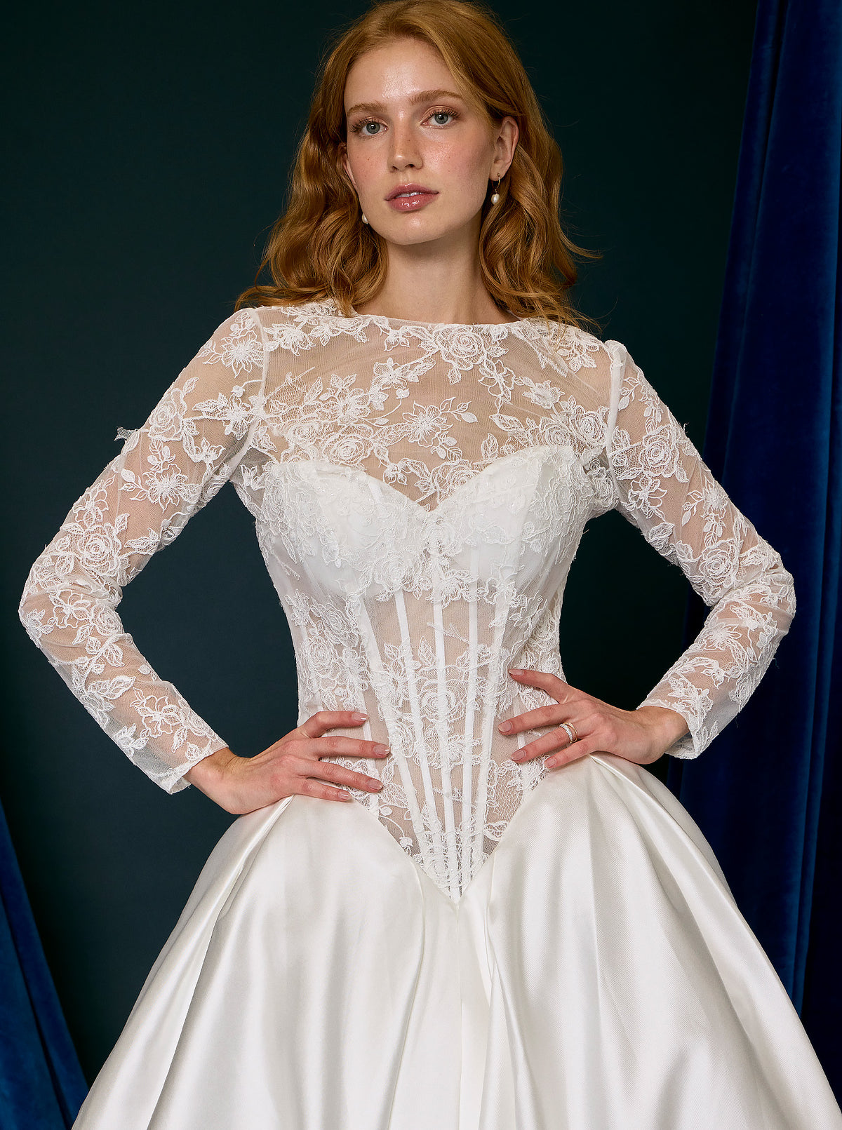 Vestido de Novia en Corte Princesa, Con  Manga Larga, Escote Ilusión, con Bolsillos Laterales, Color Off White