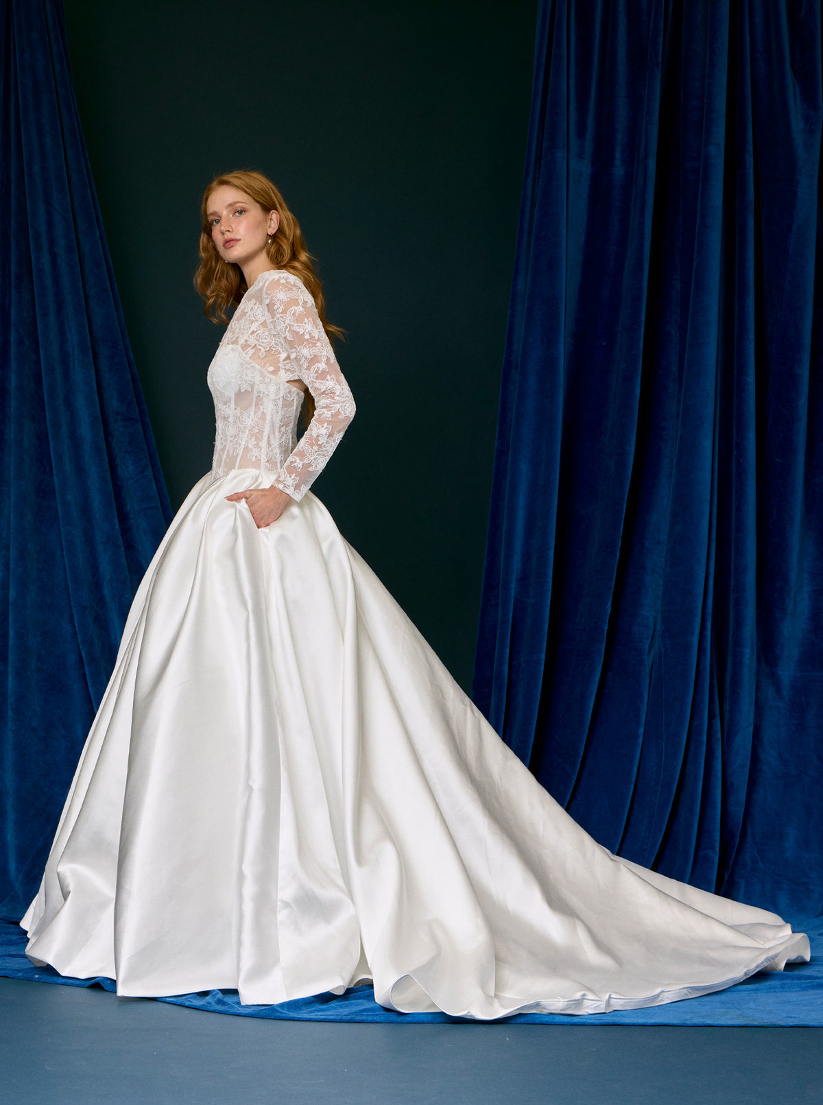 Vestido de Novia en Corte Princesa, Con  Manga Larga, Escote Ilusión, con Bolsillos Laterales, Color Off White