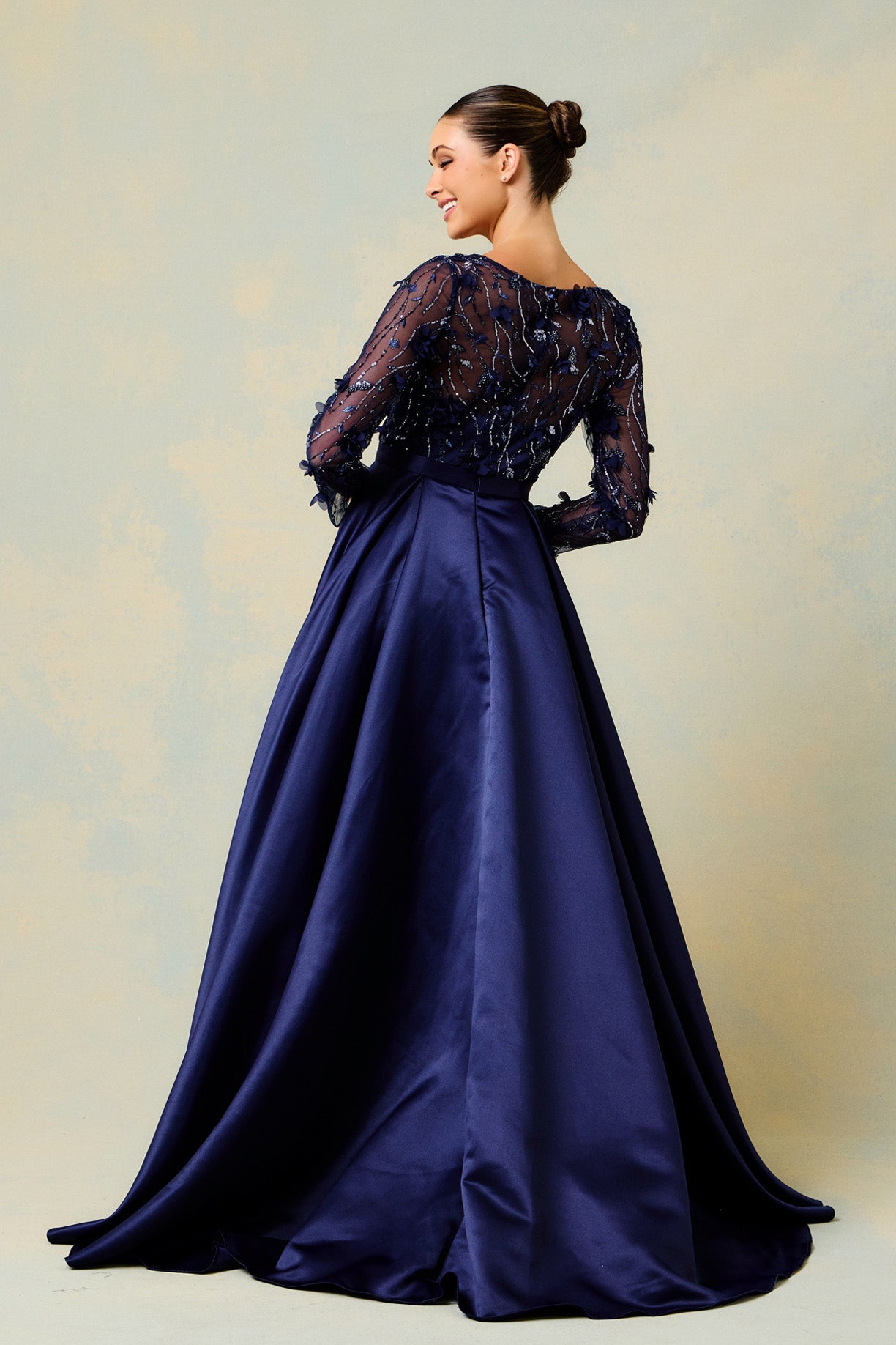Vestido en Líneas A Con Manga Larga y Cuello en V Color Navy.