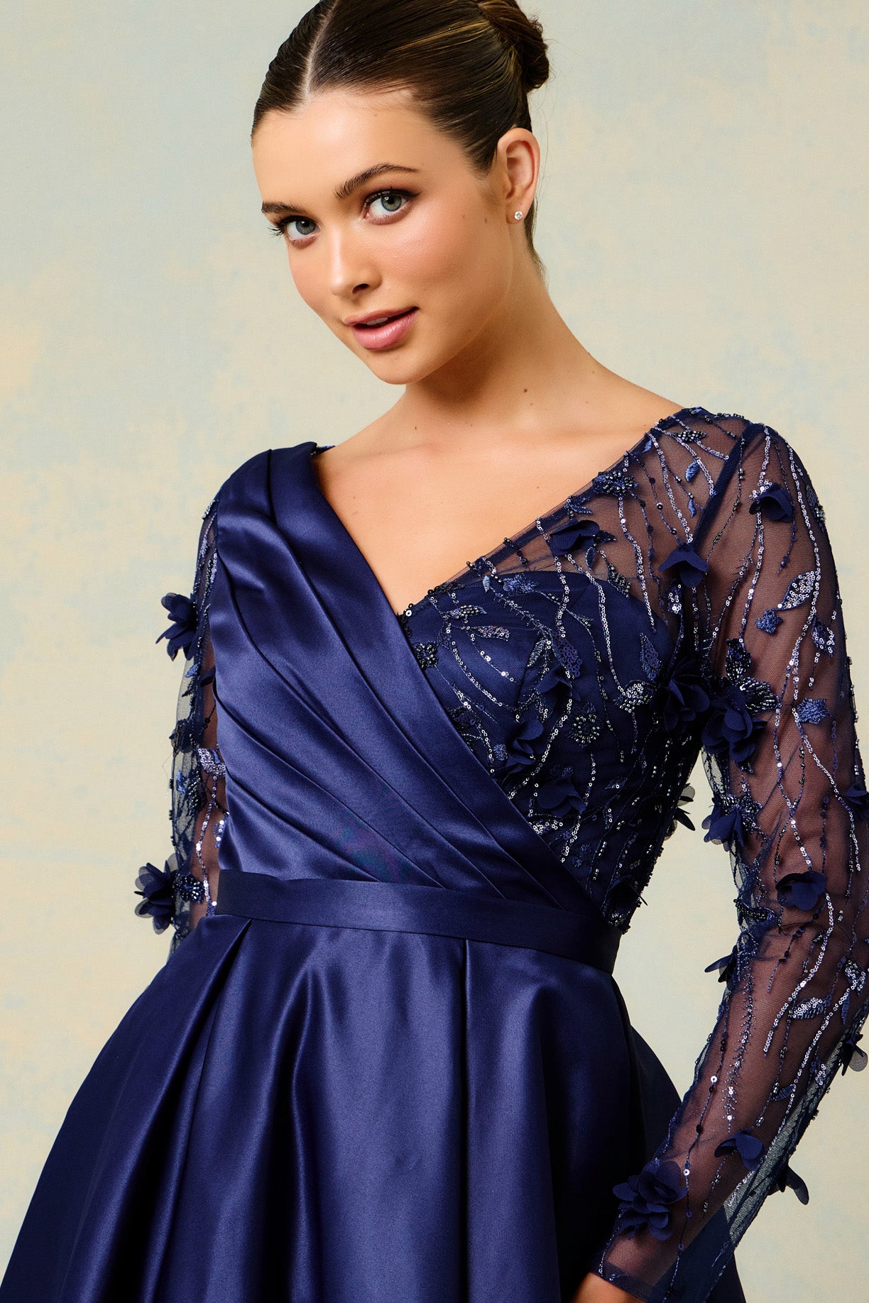 Vestido en Líneas A Con Manga Larga y Cuello en V Color Navy.