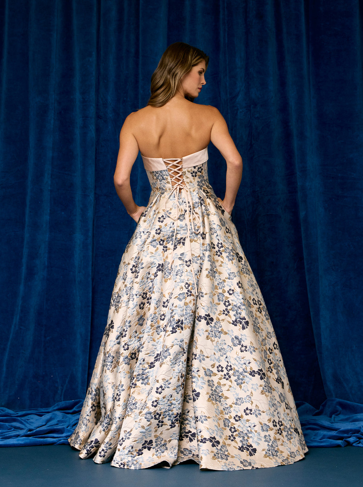 Vestido en Corte A, de Jacquad Estampado, Con Escote Recto de Satén, Con Lazos en la Espalda, Color Beige Navy Print