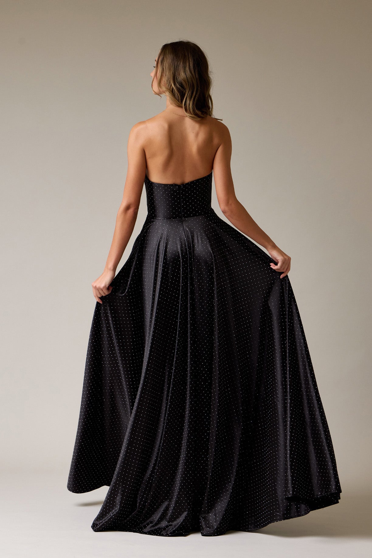 Vestido Corte en A Cuello Redondo con Aplicaciones, Color Black