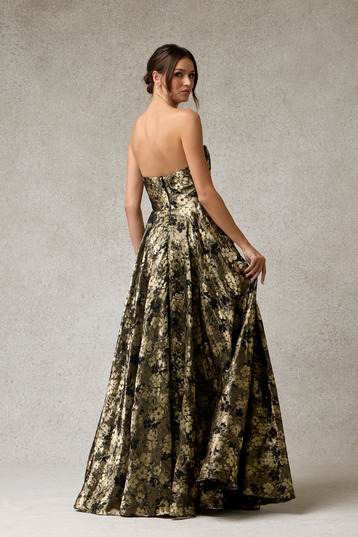 Vestido de Satén Estampado en Corte A con Escote Redondo Drapeado, Color Black Gold