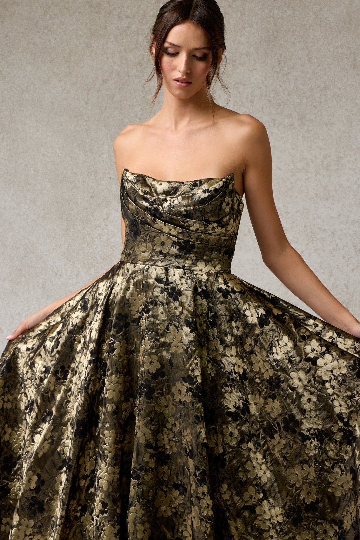 Vestido de Satén Estampado en Corte A con Escote Redondo Drapeado, Color Black Gold