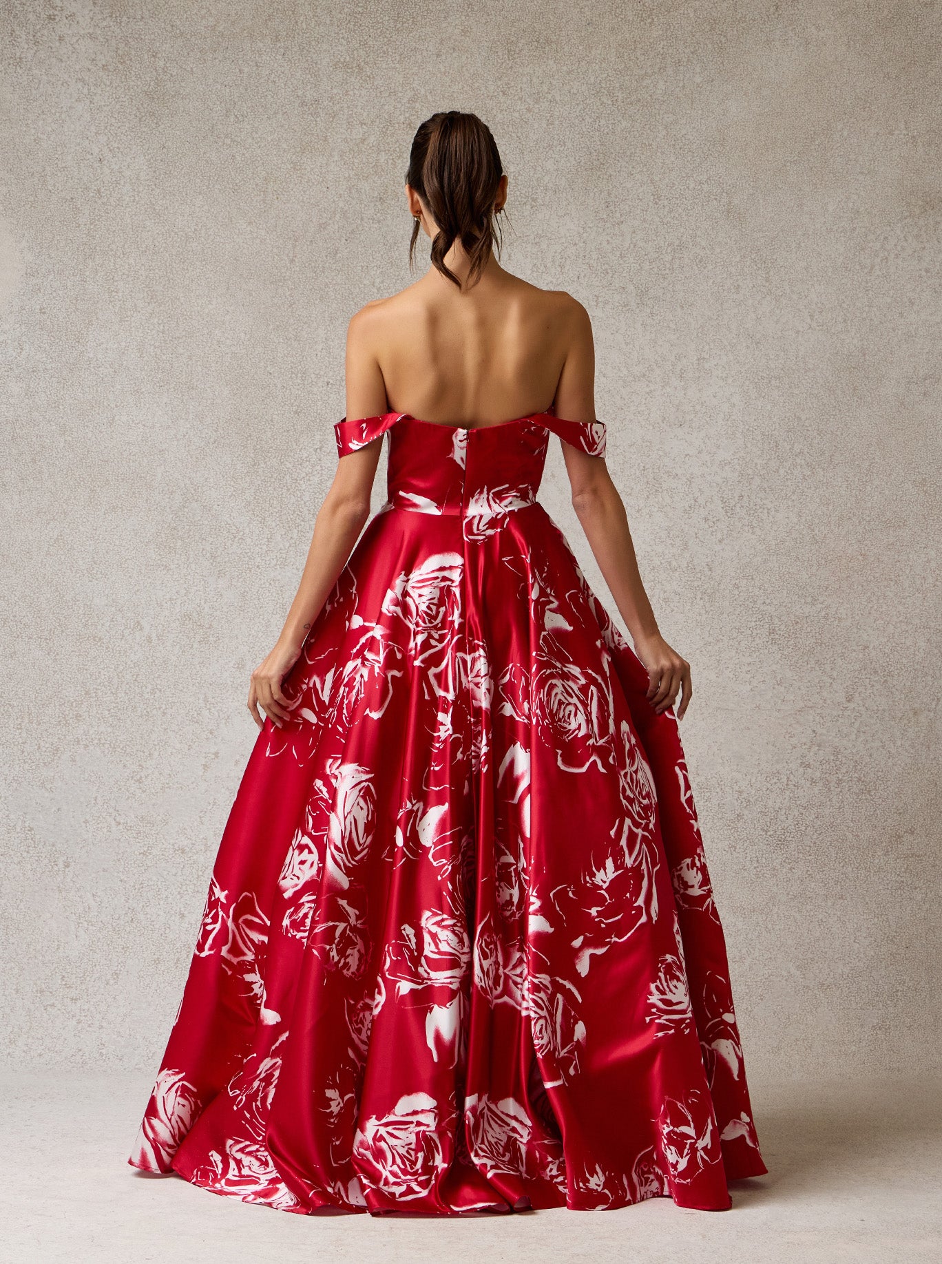Vestido Línea A de sáten  Hombros Descubiertos Escote Corazón Color Red Print.