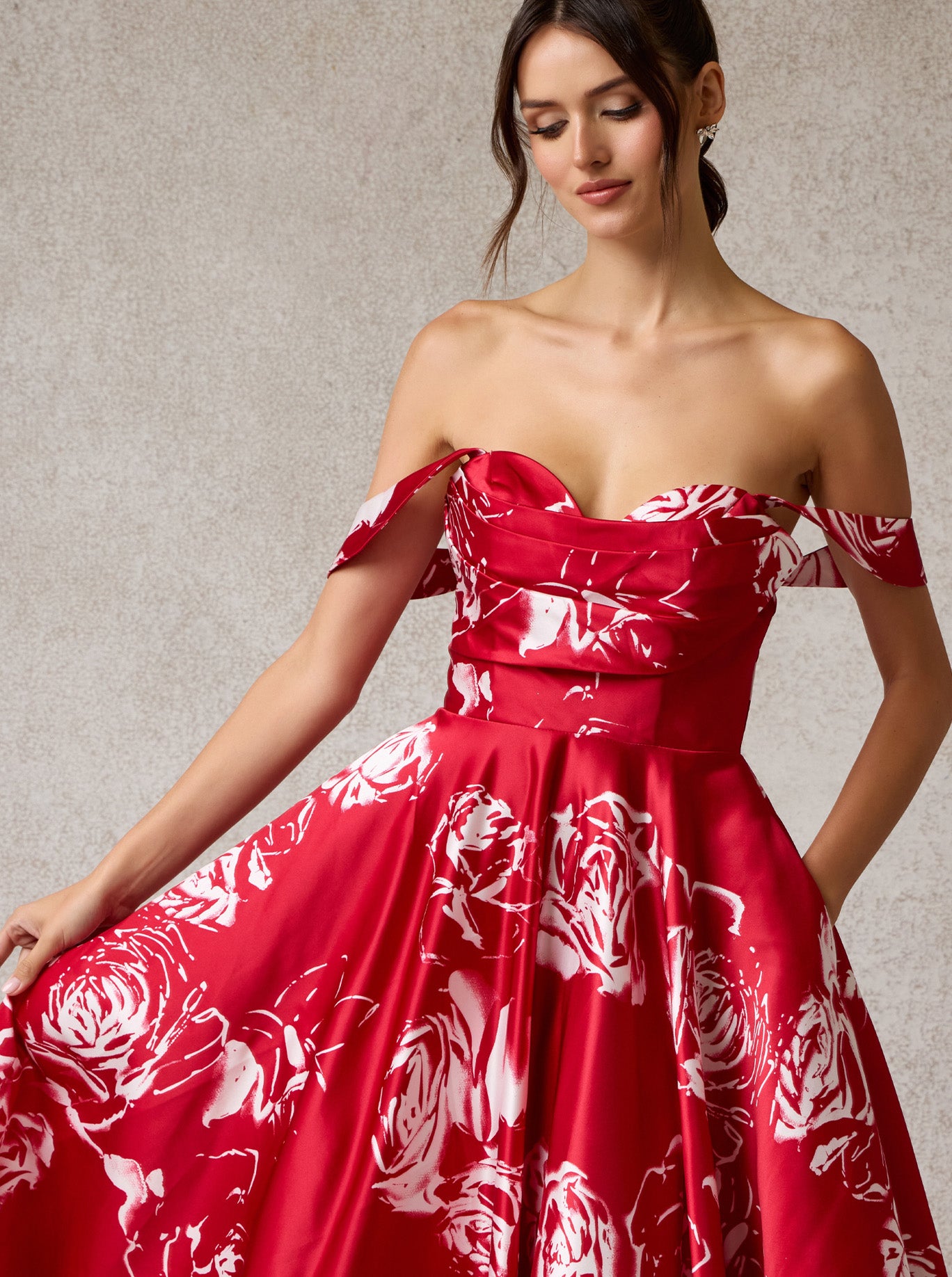 Vestido Línea A de sáten  Hombros Descubiertos Escote Corazón Color Red Print.