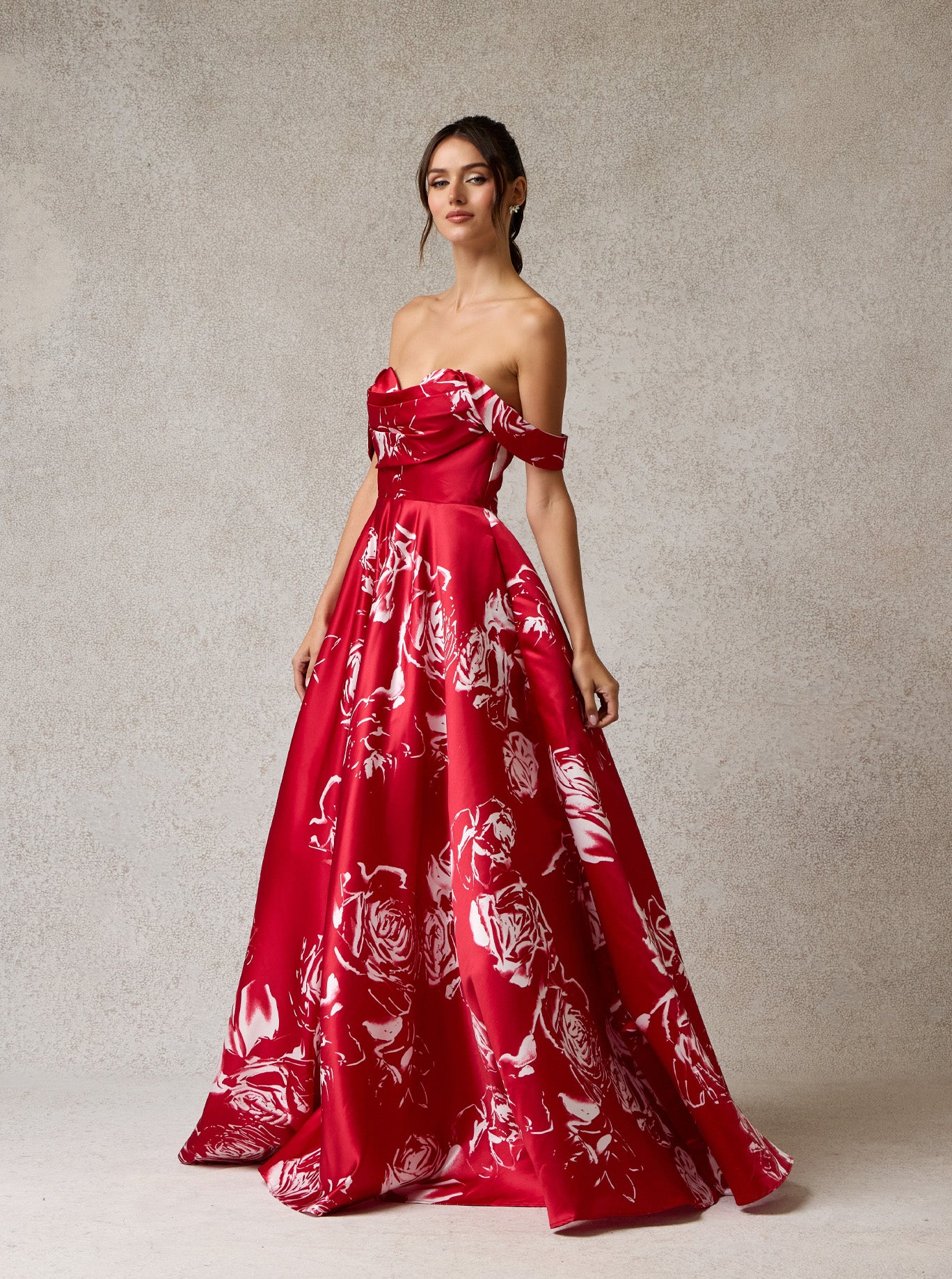 Vestido Línea A de sáten  Hombros Descubiertos Escote Corazón Color Red Print.