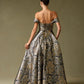 Vestido de Jacquard Estampado, con Hombros Descubiertos, Escote Corazón y Bolsillos Laterales, Color Gold -Black Print