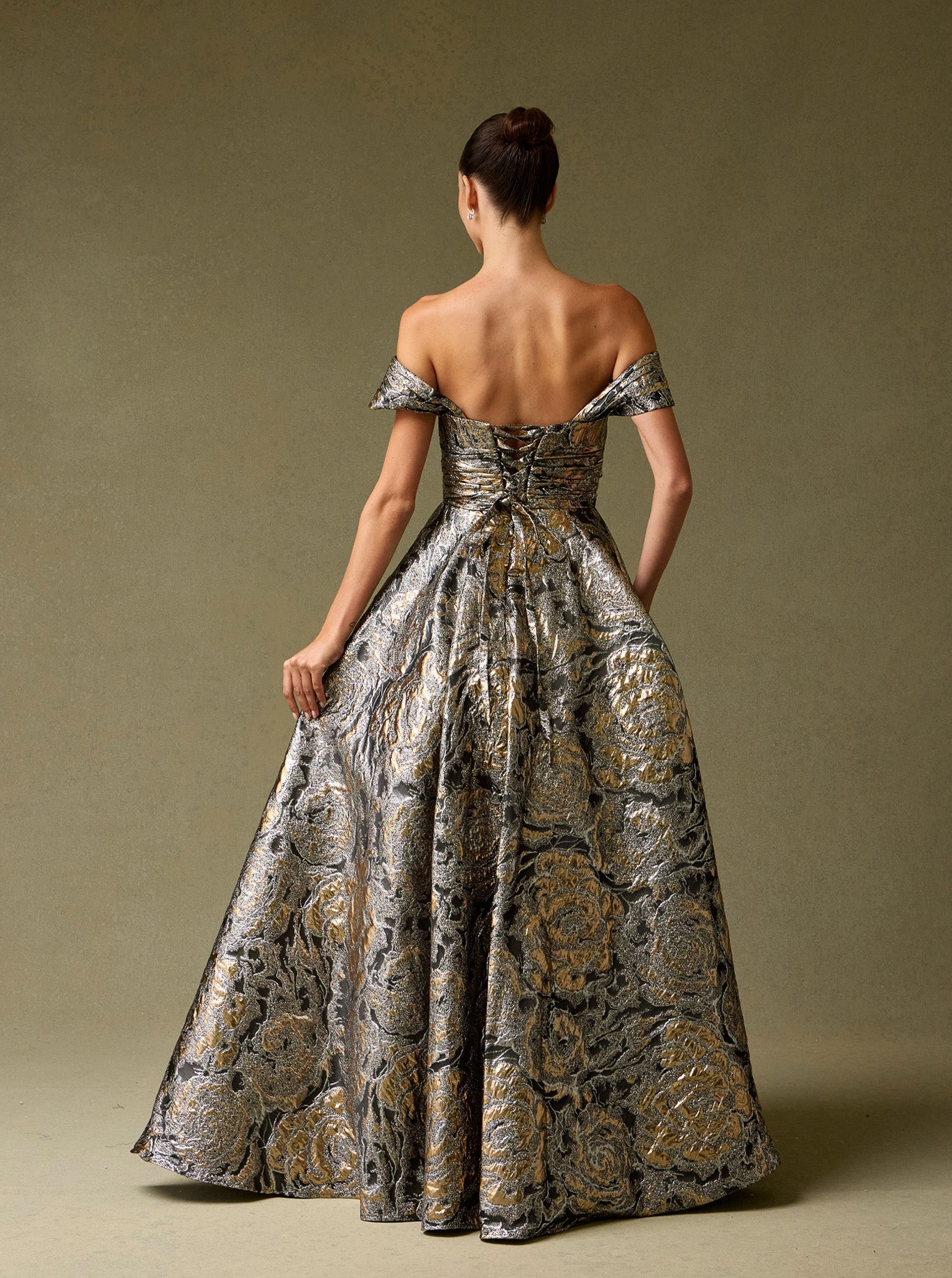Vestido de Jacquard Estampado, con Hombros Descubiertos, Escote Corazón y Bolsillos Laterales, Color Gold -Black Print