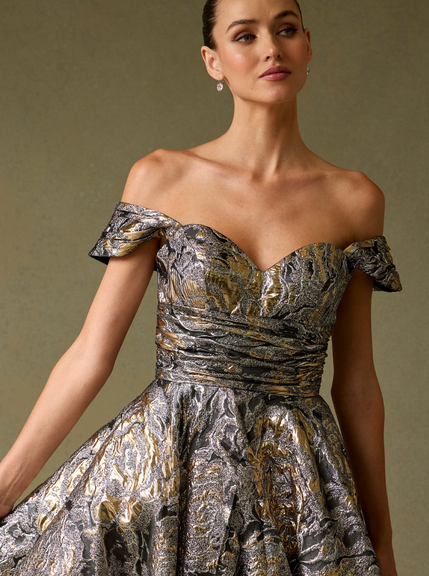Vestido de Jacquard Estampado, con Hombros Descubiertos, Escote Corazón y Bolsillos Laterales, Color Gold -Black Print