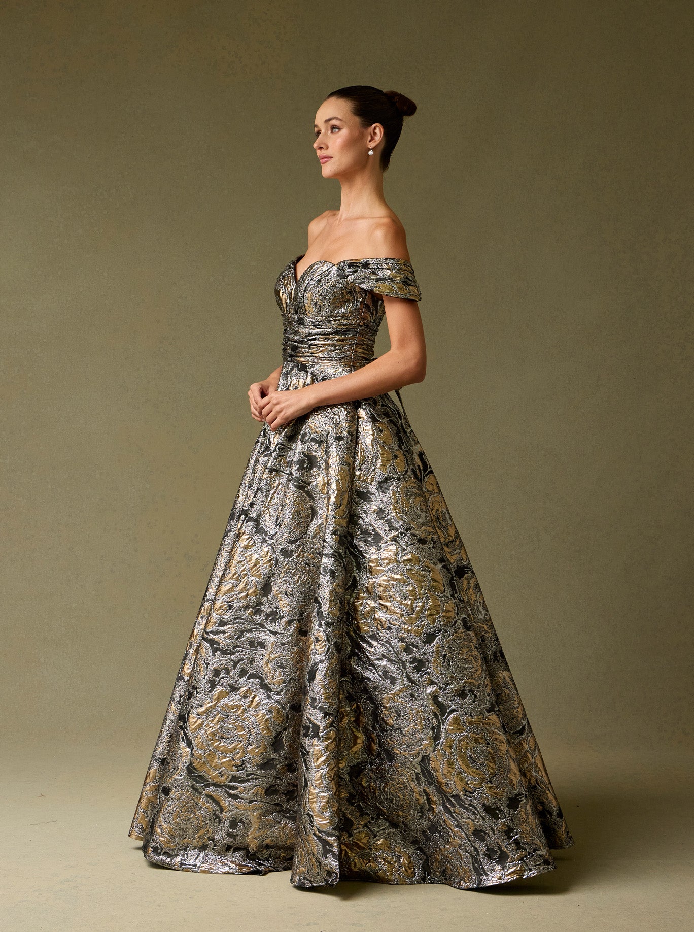 Vestido de Jacquard Estampado, con Hombros Descubiertos, Escote Corazón y Bolsillos Laterales, Color Gold -Black Print