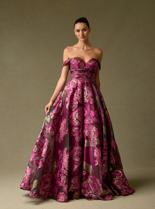 Vestido de Jacquard Estampado, Hombros Descubiertos, Corte en A, Drapeado en la Cintura y Bolsillos Laterales, Color Magenta Print