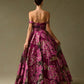 Vestido de Jacquard Estampado, Hombros Descubiertos, Corte en A, Drapeado en la Cintura y Bolsillos Laterales, Color Magenta Print