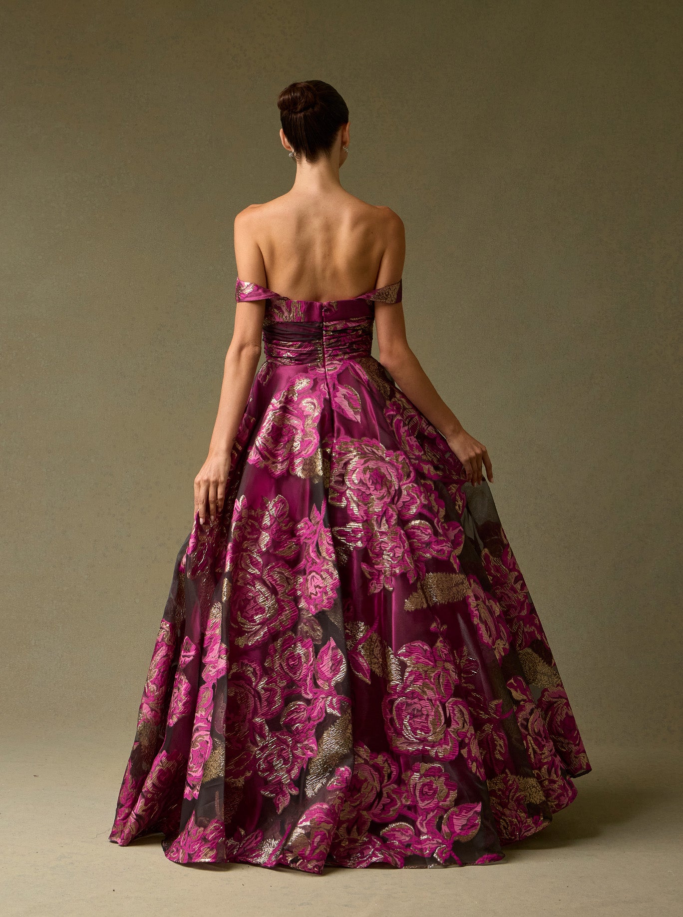 Vestido de Jacquard Estampado, Hombros Descubiertos, Corte en A, Drapeado en la Cintura y Bolsillos Laterales, Color Magenta Print