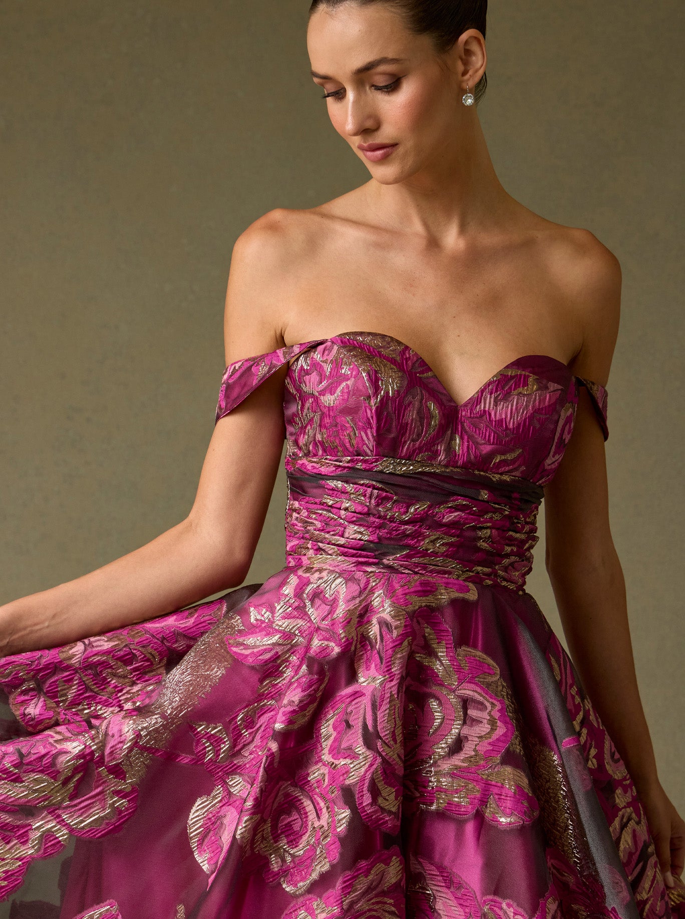 Vestido de Jacquard Estampado, Hombros Descubiertos, Corte en A, Drapeado en la Cintura y Bolsillos Laterales, Color Magenta Print