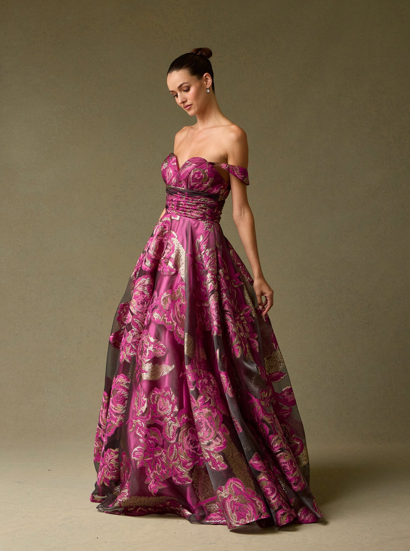 Vestido de Jacquard Estampado, Hombros Descubiertos, Corte en A, Drapeado en la Cintura y Bolsillos Laterales, Color Magenta Print