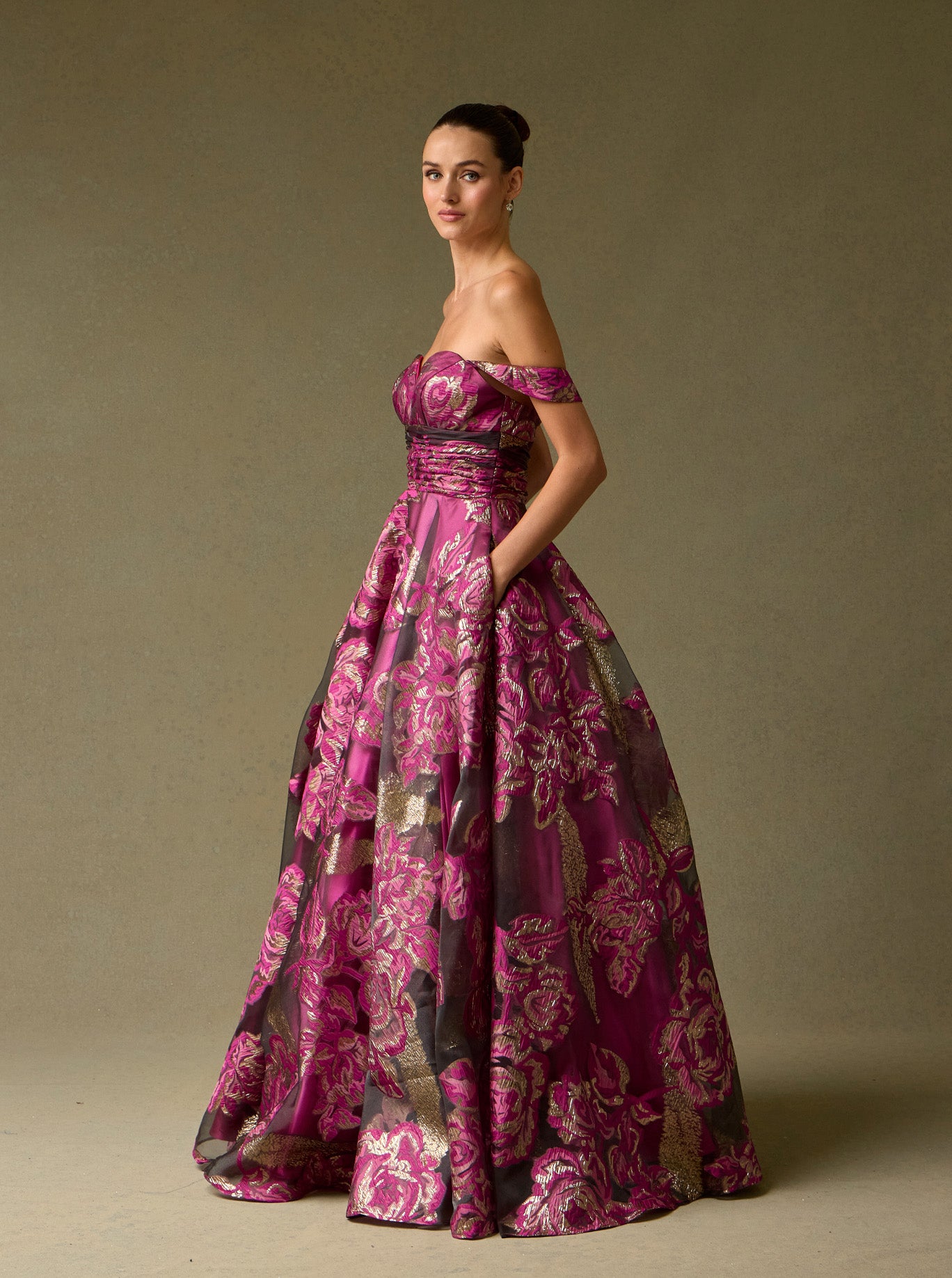 Vestido de Jacquard Estampado, Hombros Descubiertos, Corte en A, Drapeado en la Cintura y Bolsillos Laterales, Color Magenta Print