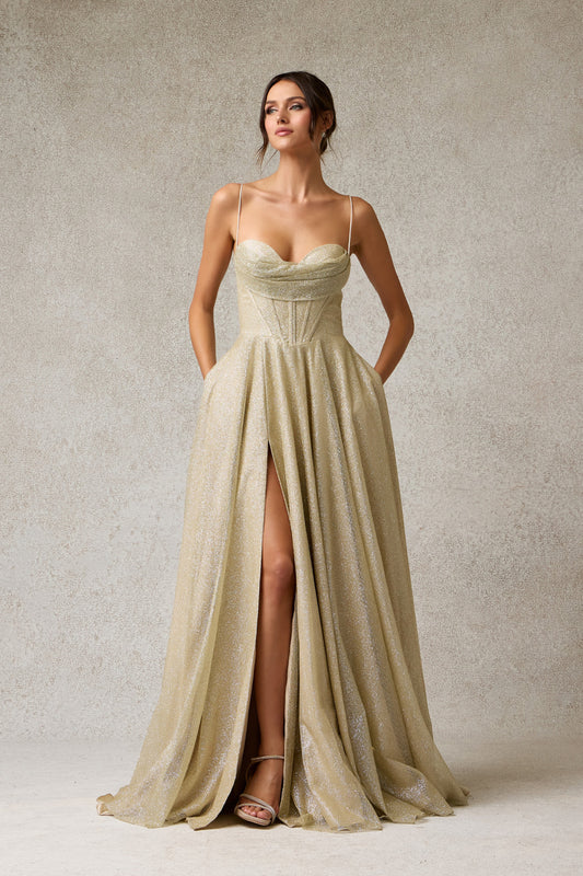 Vestido en Corte A con Brillos, Escote de Corazón con Drapeado, Tirantes Finos y Abertura al Frente, Colorees Champagne y Hunter Green